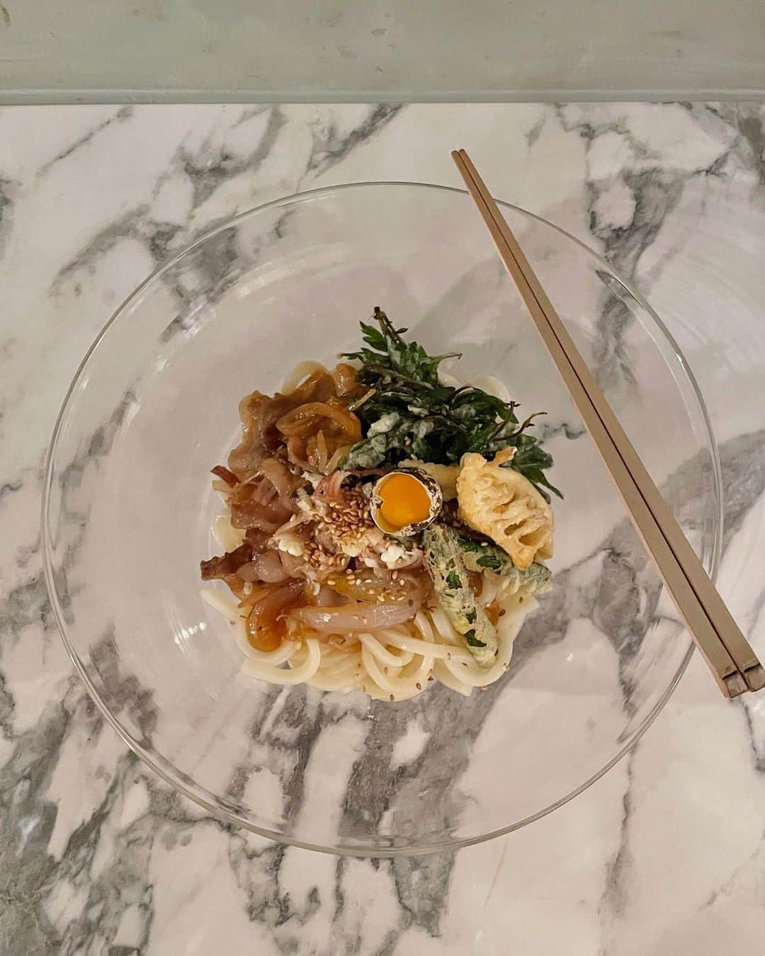 masakiさんのインスタグラム写真 - (masakiInstagram)「夜のボウル 本当はパスタ作って可愛いお花のせて ひとりで食べようと思ったのに、 ドアあけたらまさかの会社に行ってないあつ森が ポテチと味のりで空腹をしのぎながらDVD観てたw 朝からおなじ格好でおなじ場所に。  夜のボウルは180℃予定変更、カトキチのうどんに いつもの新玉ねぎともやしと豚肉の生姜焼き風味のせ。 犬用に買ってあったうずらのたまご。 ありもの野菜を天ぷらに、よもぎ、筍、アスパラ。 どんな料理も大らかに包み込んでくれる気取ってない 稲葉さんの吹きガラスのボウル。 次こそ、RISTORANTEマサコで。」4月28日 23時51分 - mogurapicassowols