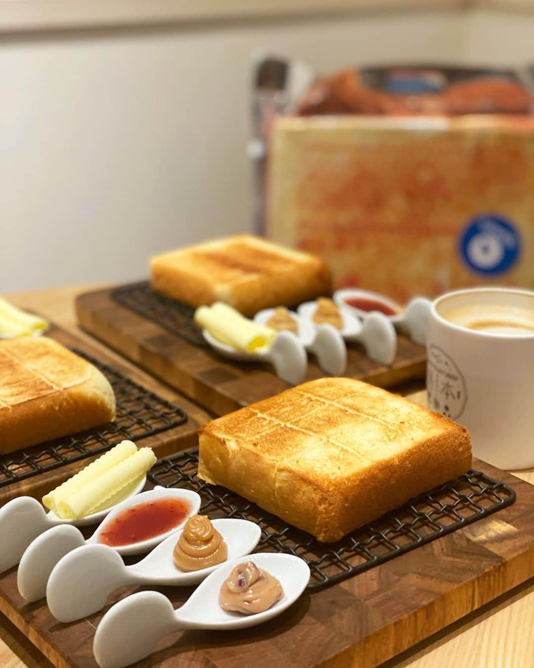 徐薇涵（Wei Han Xu）さんのインスタグラム写真 - (徐薇涵（Wei Han Xu）Instagram)「來自大阪的🍞嵜本SAKImoto bakery  在板橋開了第四間店了👏🏻 不要小看這吐司🥺 每次吃都讓人流連忘返一口接一口💦 四店推出限定口味🍇【極葡萄生吐司】 粒粒葡萄都可以吃圓融的蘭姆酒風味香氣🤍 口感紮實Q彈🤤 還即將推出【極紅豆生吐司】 4/30開始 台北門市五六限定📢 📍 地點:新北市板橋區新站路28號1樓 (板橋大遠百)  Btw 首圖的大吐司是坐墊唷 超Q超好坐（跟㟢吐司一樣Q彈 威～) @qshion.tw   #極紅豆生吐司 #嵜本SAKImotoBakery #日本第一生吐司品牌 #SAKImotoXWAT瓶裝雞尾酒 #balmuda」4月29日 0時24分 - pppig