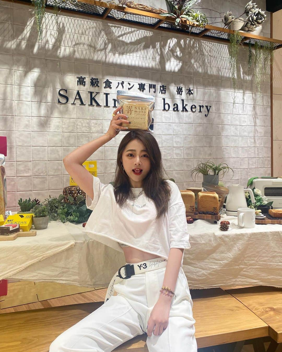 徐薇涵（Wei Han Xu）さんのインスタグラム写真 - (徐薇涵（Wei Han Xu）Instagram)「來自大阪的🍞嵜本SAKImoto bakery  在板橋開了第四間店了👏🏻 不要小看這吐司🥺 每次吃都讓人流連忘返一口接一口💦 四店推出限定口味🍇【極葡萄生吐司】 粒粒葡萄都可以吃圓融的蘭姆酒風味香氣🤍 口感紮實Q彈🤤 還即將推出【極紅豆生吐司】 4/30開始 台北門市五六限定📢 📍 地點:新北市板橋區新站路28號1樓 (板橋大遠百)  Btw 首圖的大吐司是坐墊唷 超Q超好坐（跟㟢吐司一樣Q彈 威～) @qshion.tw   #極紅豆生吐司 #嵜本SAKImotoBakery #日本第一生吐司品牌 #SAKImotoXWAT瓶裝雞尾酒 #balmuda」4月29日 0時24分 - pppig