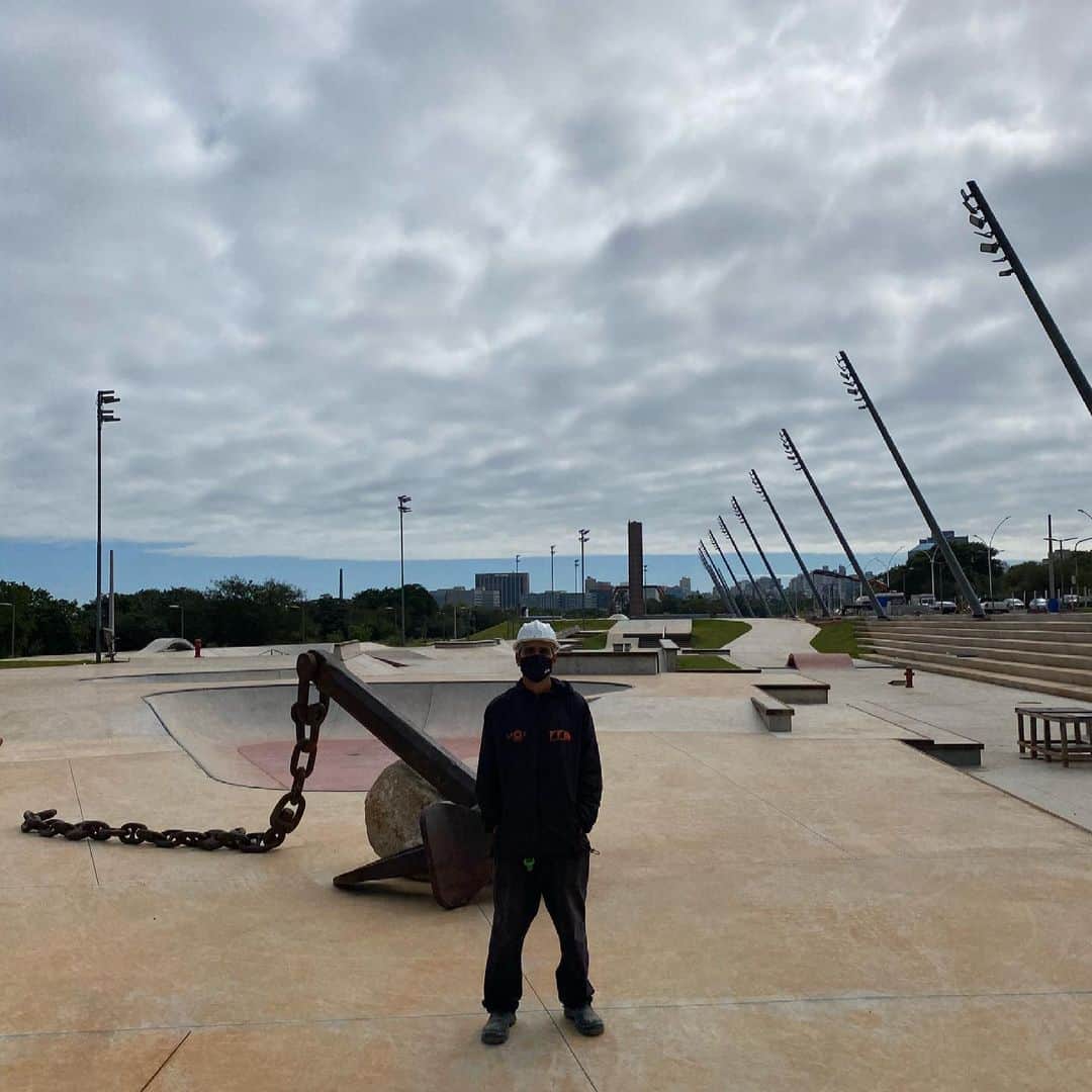 ルアン・オリベイラのインスタグラム：「Dando aquela passada para ver os últimos detalhes da obra da maior pista de skate da América Latina em Porto alegre... Obrigado @cezargordo @spot_skateparks @ricardoskatespot @archskateb e a todos envolvidos por essa pista... Porto alegre e o skate agradece!   Went to see the last details of the biggest latin america’s skatepark in Porto alegre today earlier... Thanks @cezargordo @spot_skateparks @ricardoskatespot @archskateb and everyone involded in this project... Porto alegre and the skateboard community appreciate it!  🛹❤️」