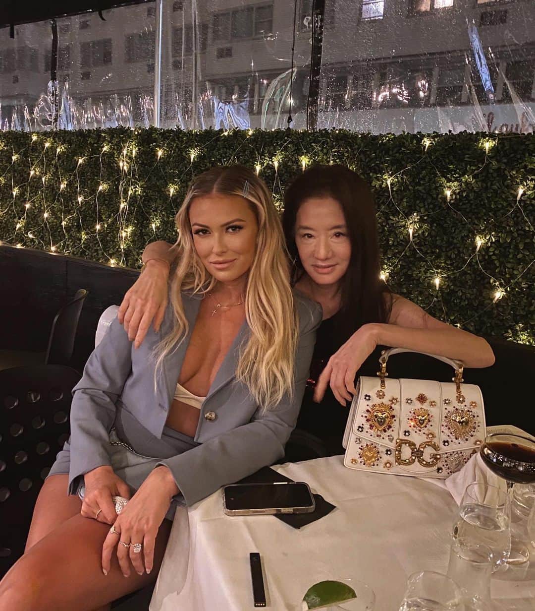 ポーリーナ・グレツキーのインスタグラム：「Making my dreams come true. You are a queen & friend @verawang thank you ❤️」