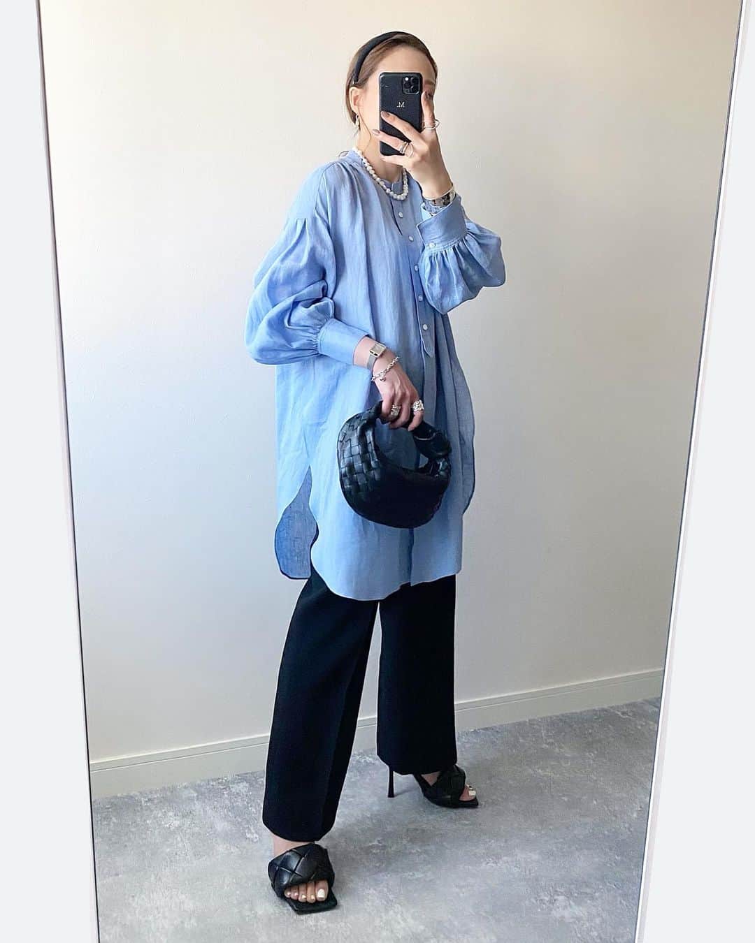 のインスタグラム：「2021.4.29  blue×black✦✦  旬な大人のモード感がありながら、 ふわっと軽くなびく素材感で優美さと女っぽさも併せ持つリネンのバンドカラーシャツ。 @s_essentials_   サイドの大きなスリットがラウンド型だから、裾周りをふんわり滑らかに見せてくれてすごく好み🥺  上質でこだわりの詰まったリネンシャツは、1着持っておくとすごく重宝するけど、これほんとおすすめ✧✧  shirt #sessentials#エスエッセンシャルズ pants #zara bag,shoes #bottegaveneta accessories #chiekoplus#alexandre#lavishgate」