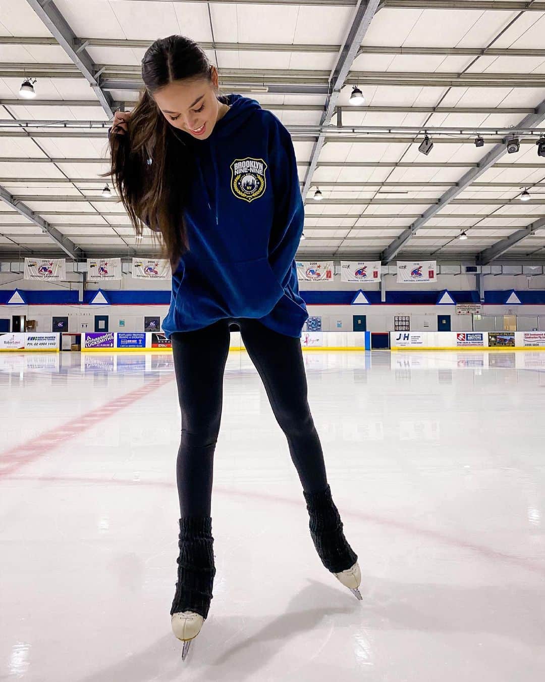 カイラニ・クレインのインスタグラム：「I’ll be wearing my Brooklyn 99 Hoodie from @zingpopculture to stay warm in the ice rink this Winter! Check out their Winter Favourites range of Hoodies, Beanies, Blankets and more! ❄️ #ZingWinterFavourites #ZingWinterFaves #ad bit.ly/WinterKailani」