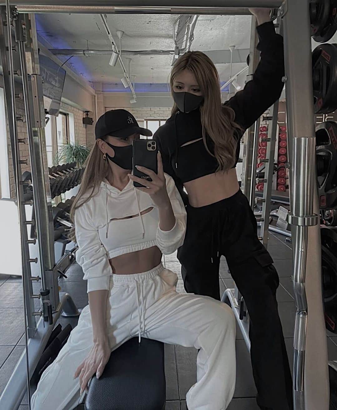 小原優花のインスタグラム：「サナさん《 @_genking_ 》と先日お久しぶりに @beyond.akasaka さんでトレーニング🔥🥰✨  ストイックでお会いするたびに綺麗に引き締まっていくサナさん！🏃‍♀️❤️ なんと @iral_official の新作スウェットをご着用してくださいました😭💓💓  ホワイトがお似合いすぎて、頑張って作った服を着てくれている姿を見れた瞬間が幸せすぎました🙈🖤🖤🖤 ありがとうございます！！🥺❤️  フーディー&ブラトップ、ジムで着てもとっても可愛いです♡😍✨  #fitnesstwins #workout #gym #フィットネスウェア #iral #アイラル」