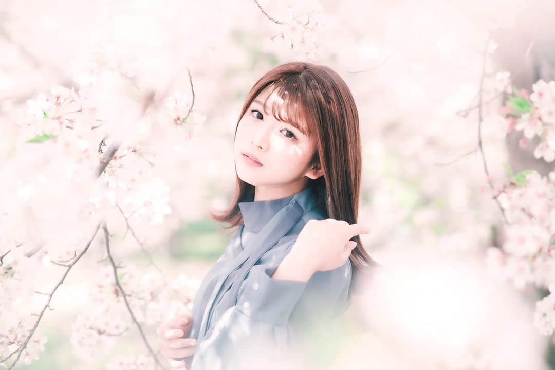 山本ゆうかのインスタグラム：「以前は長い文章をインスタに書いてたのですが、最近めっきり書かなくなりました。﻿ あの文章が好きだったって人も多くて申し訳ないです。﻿ ﻿ ﻿ 身の回りに起こった面白い話や、私の考えについて書く事が多かったのですが﻿ 最近は自分の中で色々と考えすぎてて、話がまとまりません。﻿ (そして引きこもりかましてるので、特に面白い話もないです。)﻿ ﻿ 普段から、価値観が凝り固まらない様に、色々な人の意見を見聞きすることを心がけてますが﻿ それをする事によって、「自分の考え」が「他人の考え」に侵されてしまい﻿ 自分の中で生成された1つの考えを持つ事が無くなってしまった気がする。﻿ ﻿ ﻿ 私は議論になると必ず﻿ 「私はこう思う(これが良い)けど、あなたはどう思う？」﻿ と自分の意見を必ず言うようにしてる。﻿ ﻿ 例えば議論の内容が、その日出かける場所を決めたり﻿ 今日食べるご飯屋さんを決める時﻿などの 簡単な話し合いなら、自分の意見を言えるのだけど、﻿ これが、価値観や、考え方の議論となると﻿ 「本当にこの考えが正解なのか？」と考えてしまう様になった。﻿ ﻿ ﻿ 正解なんてないのに。﻿ ﻿ ﻿ 人に批判されることや﻿ 相手の地雷を踏んでしまうかもしれないという恐怖心で、言葉が詰まってしまう。﻿ ﻿ ﻿  難しい世の中になった。と思うし﻿ 私がどんどん大人になっていくことが悲しい。﻿ ﻿  早く何も考えずにおっぱいを揺らしながらtiktokを撮る日が来ますように。 揺らすおっぱいと可愛い顔面が備え付けられたらの話ですが。」