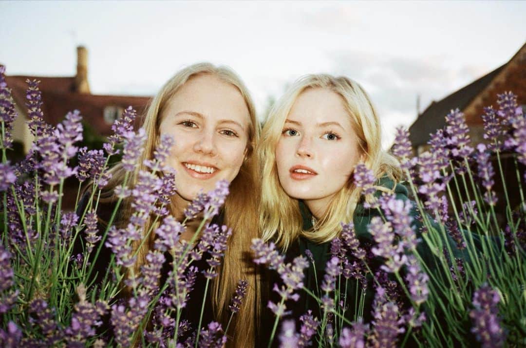 エリー・バンバーのインスタグラム：「it’s your birthday!!! love you to the moon and back and think you’re just wonderful @mariegraham_ 💜」