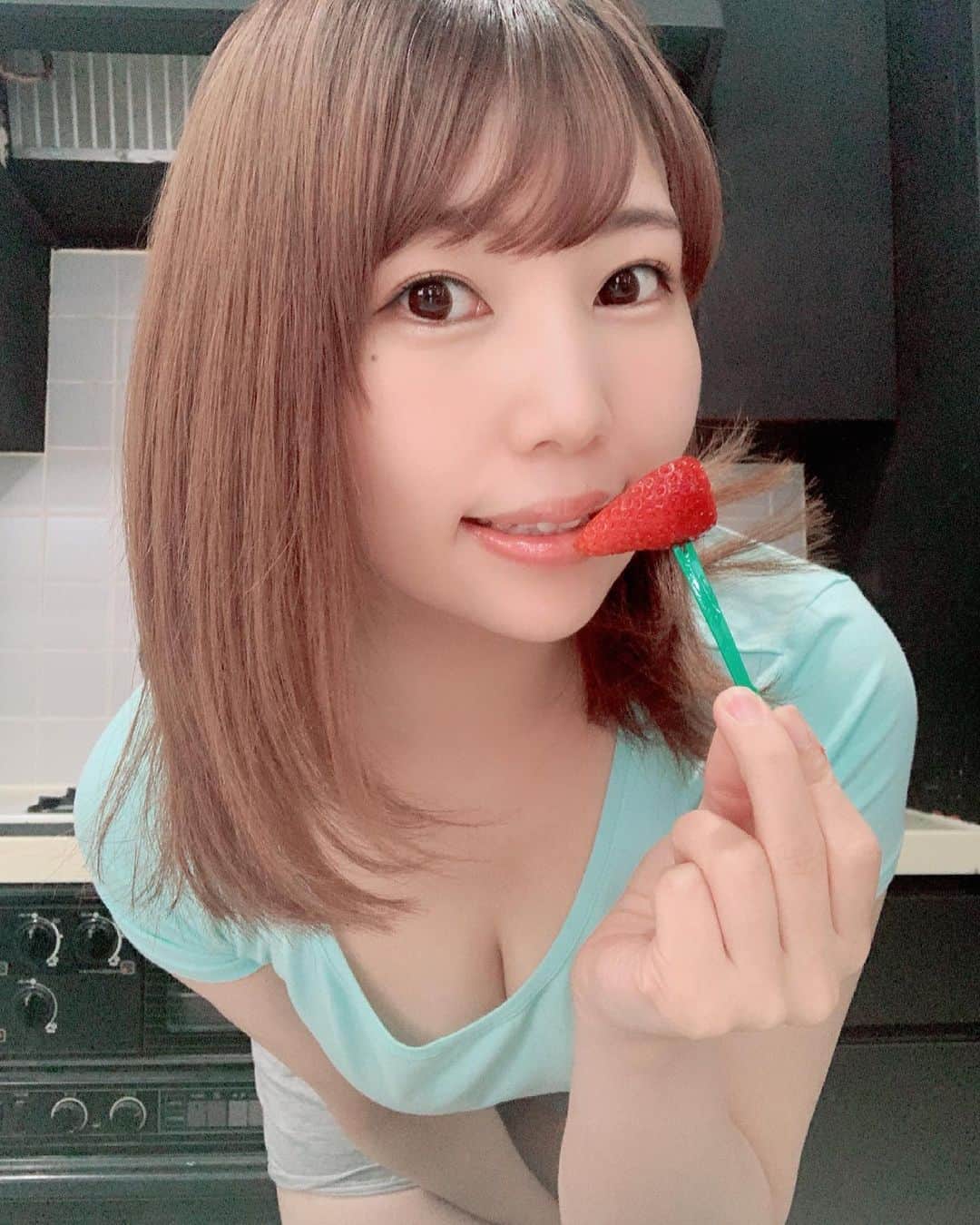 愛花みちるのインスタグラム：「🍓🍓🍓  #撮影 #グラビア #いちご#大好き #instagood」