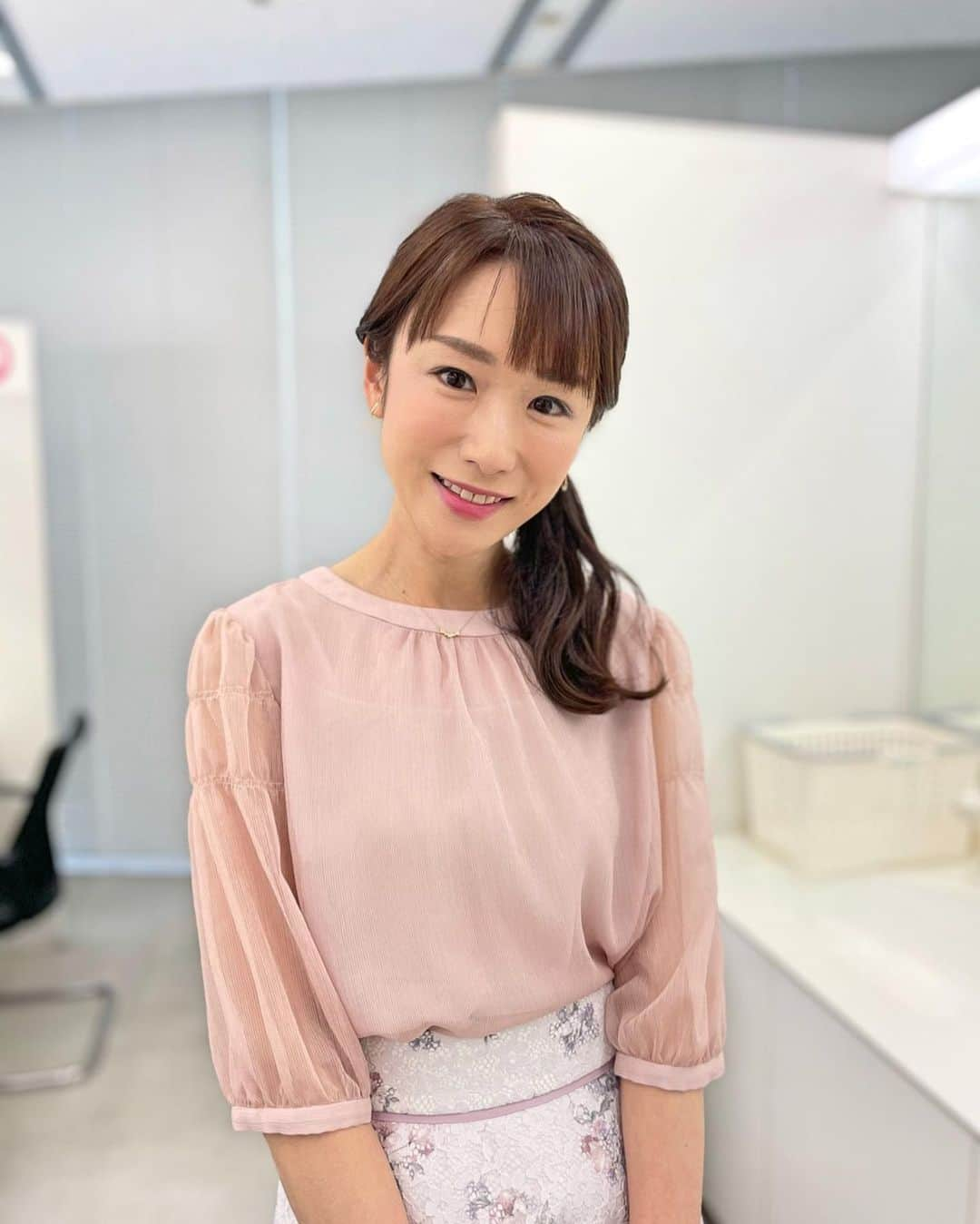 堂真理子さんのインスタグラム写真 - (堂真理子Instagram)「放送中の「ワイド！スクランブル」、本日の衣装は、  ☆ブラウス,スカート… #LAISSE PASSE ☆アクセサリー… #starjewelry でした🥰 東京は天気が崩れてきています。ご帰宅の際は、お気を付け下さい✨  明日もピックアップコーナーを担当します❣️  　#大下容子ワイドスクランブル #ワイドスクランブル #ニュース #テレビ朝日 #堂真理子 #アナウンサー #アナウンサー衣装」4月29日 12時08分 - mariko_do