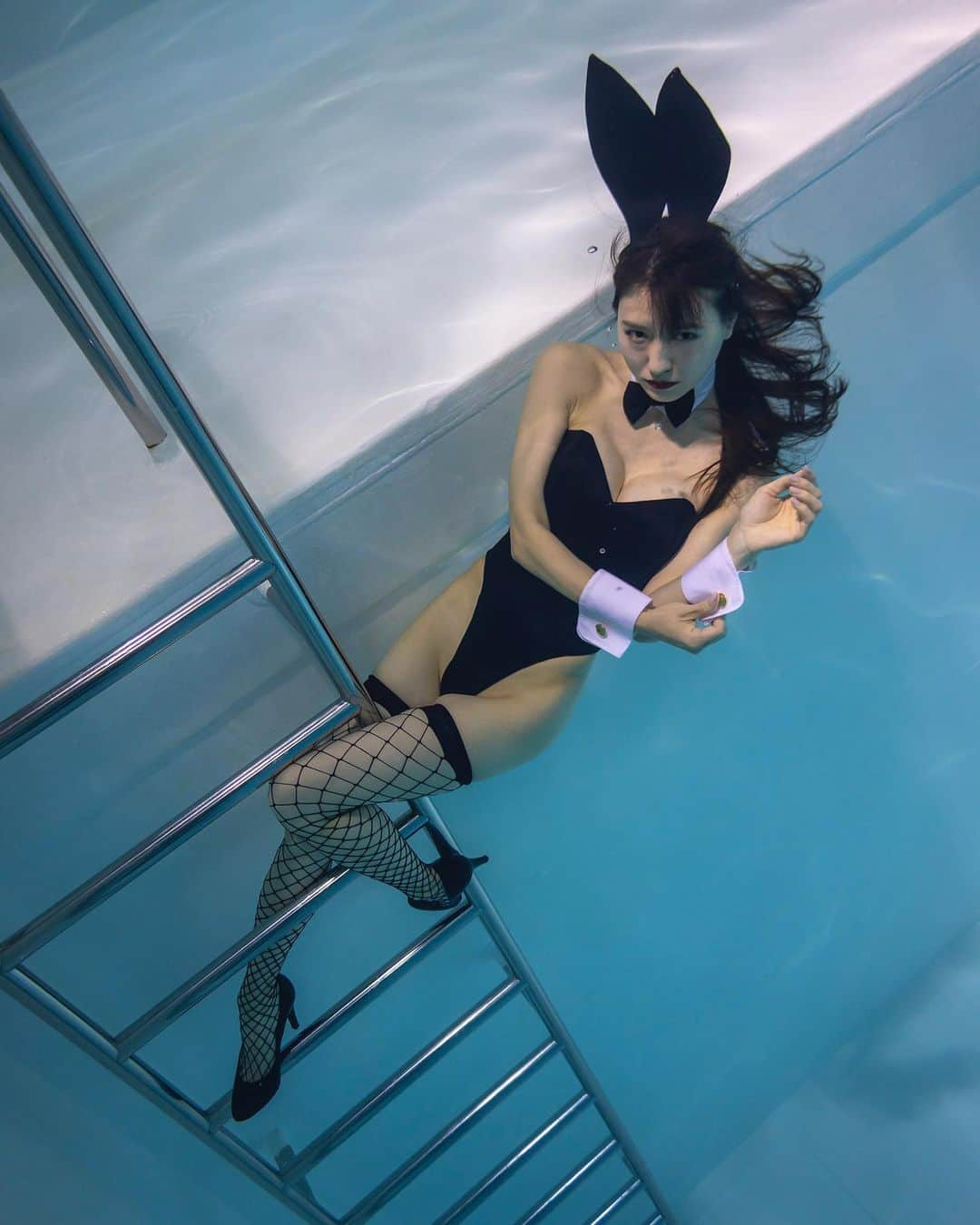 あいみさんのインスタグラム写真 - (あいみInstagram)「under water bunny 👯‍♀️  photo by @manabukoga_underwater   #ニーソ #水中ニーソ #水中撮影 #水中モデル #バニーガール #網タイツ #プール #水中カメラ #撮影モデル　#ダイビング #スキューバダイビング」4月29日 8時07分 - aimi_feti