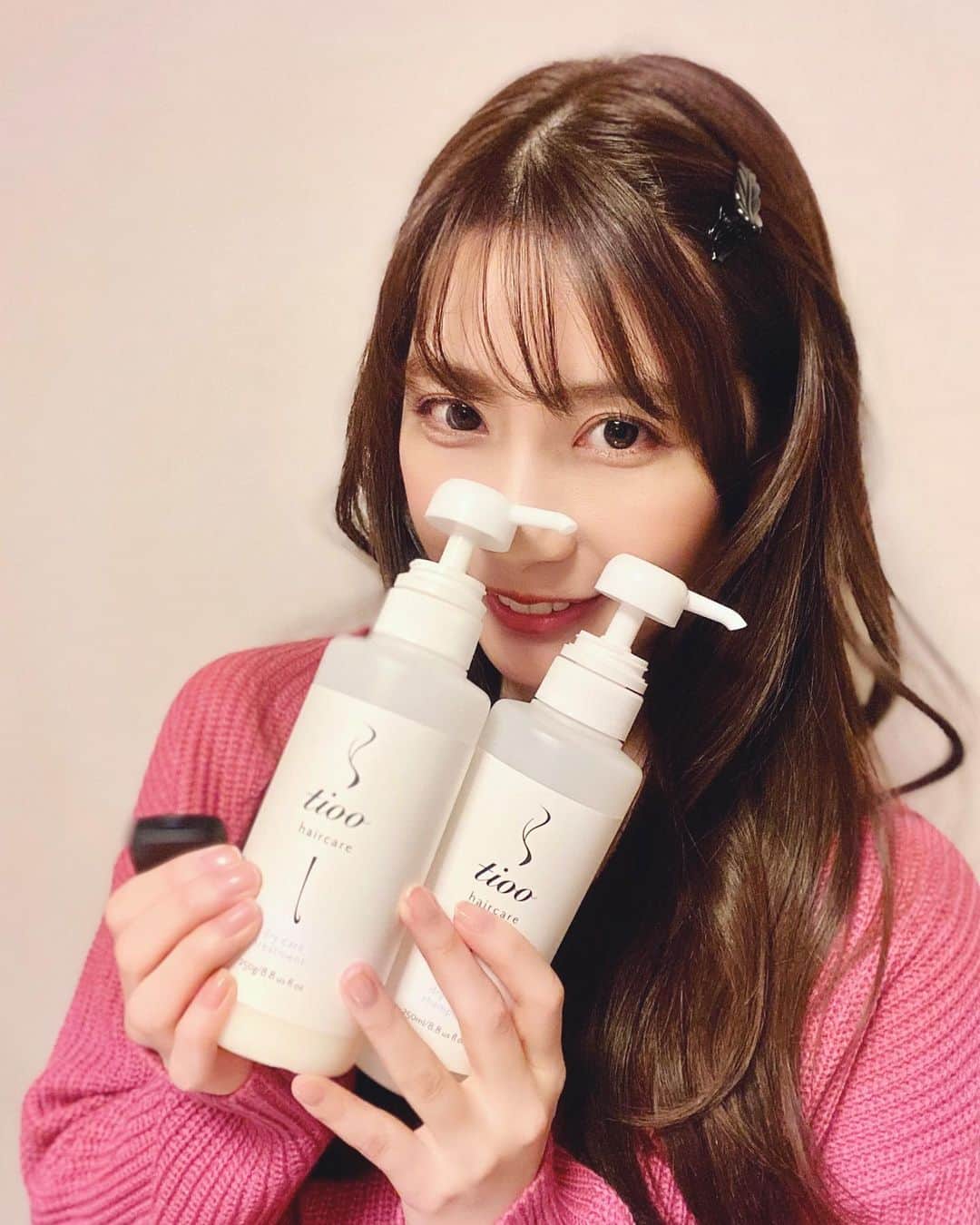 中川杏奈のインスタグラム：「最近お気に入りのシャンプー&トリートメント✨ 今まで美容室で売ってるような一本数千円のものをずっと使っていたんだけど、お財布に優しくないし他にいいものないか探しててこちらを使いはじめたんだけどとってもいい！😻 一本1800円だったかな？ ロフトで買ったよ！ シャンプーはしっとりしながら泡立ちもいいし洗い流してもとゅるんとするしとにかくフルーティないい香りが気分転換にもなる✨✨ トリートメントは優しいお花の香りでつけて2〜3分おいて流すとさらにとゅるんとしっとりまとまる感じ！ 美容室でトリートメント受けたあと最初の1週間感じられるとゅるん✨を自宅でも感じられて嬉しいです☺️ : 写真撮るの忘れたけど洗い流さないトリートメントのオイルは大人ぽいいい女て感じの人がつけてそうなジャスミンとすずらんの香りでこちらも気に入ってます☺️ : #シャンプートリートメント #シャンプーボトル #シャンプーマニア #シャンプーの香り #シャンプー難民  #tioo  すごいいいと思ったら美容室監修なんですね！ そりゃいいはずだ😳✨✨ しっとり用とふわっとする用の２種類からシャンプートリートメントは選べるようです💫 安かったのでふわっと用を母にプレゼントしたら、猫っ毛で少々薄く細くなってきた髪も根元からふわっとボリュームがでて綺麗にまとまるようになったとのこと☺️ 乾かせば匂いはそこまでしないので、男性の方にもおすすめです🥰」