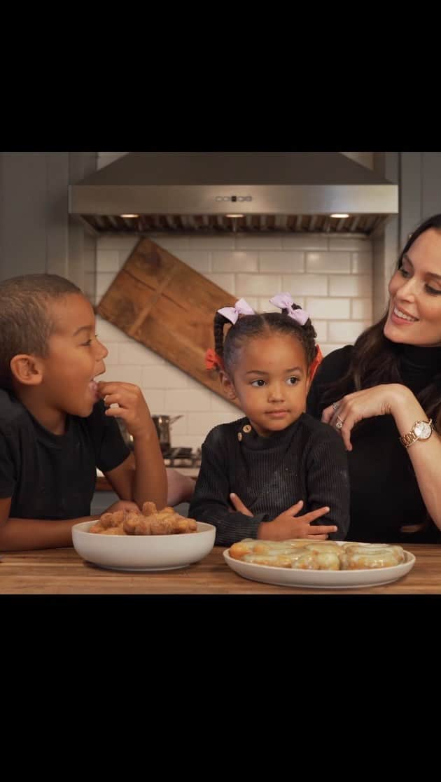 ニコール・トルンフィオのインスタグラム：「Sharing my fave @cheftrunfio  recipe to make with the kids for Mother’s Day this year. They are so easy + fun. 🍩  Let me know how you guys do!   Outfit: @bumpsuit」