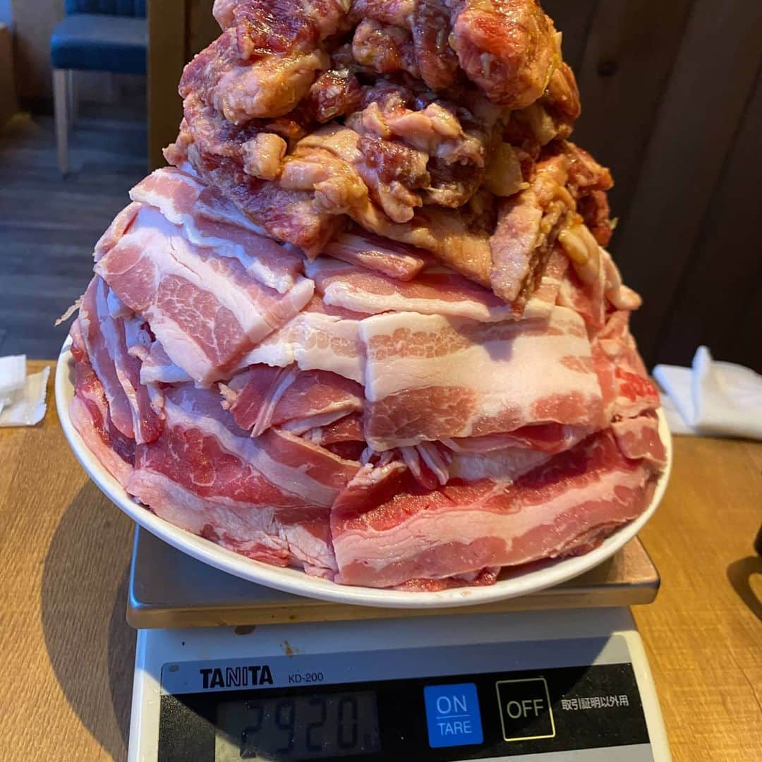 日里麻美さんのインスタグラム写真 - (日里麻美Instagram)「* 大食いでも主張  * 2.9キロのお肉完食してきました。 間に甘いもの入れないと 食べきれなかった。 きれいに食べきりました♥️  * * * 【販売中】 💠抑えきれない胸の鼓動　DVD & Blu-ray Amazonなどで購入できます 💠グラビア学園　グラビア動画&デジタル写真集　Amazon、DMMで購入できます  【TV、Web】 💠 打姫オバカミーコ　劇場公開決定  💠毎週木曜日YouTube　タイタン東スポ部更  💠さまぁ～ずチャンネル　『訳あり女』  💠YouTube　『ひさっちゃんねる』で検索 最新「35歳グラビアの自宅トレーニング。のがちゃんねる参考にしてます。」  【イベント】 💠5/5　日本選手権競輪予想　日刊スポーツ競輪部 💠5/8　１日初恋村 💠5/13　🀄 💠5/18　後日詳細 💠5/22　原宿夜ふかしアート展 × アート撮影会「女優展」団体撮影会　予約受付中 💠5/25　後日詳細  * * * * #乳圧女 #着衣巨乳 #着衣でも主張 #乳圧 #おっぱいの大きいお姉さんは好きですか #hisato」4月29日 10時27分 - hisato.asami