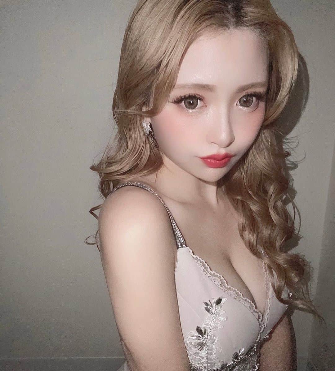 MISA（愛知のキャバ嬢）さんのインスタグラム写真 - (MISA（愛知のキャバ嬢）Instagram)「もう5月🥺  今日から出勤してます🏃🏼‍♀️💕 . #錦 #キャバクラ #シャンパン #キャバ嬢 #ソウメイジャパン #アルマンド #ヘアアレンジ  #ドレスアップ #ヘアセット #かわいい #歌舞 ...