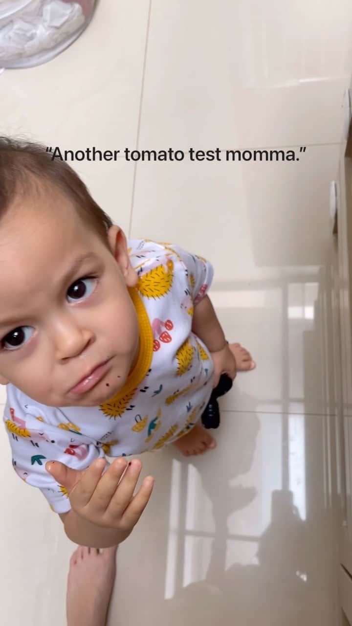 Kimberly Ryderのインスタグラム：「tries out momma’s take on that viral Feta Pasta recipe. 🍅 He’s very critical. Reminds me of a baby Anton Ego. Anyway, super easy recipe for buka puasa. 👌🏼」