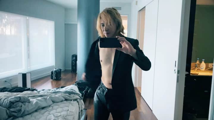 のインスタグラム：「Trying to change and selfie.. 着替えながら自撮り X yoshiki  #luciddreams #juicewrld #peace #photoshoot #xjapan #fashion #selfie #yoshiki」