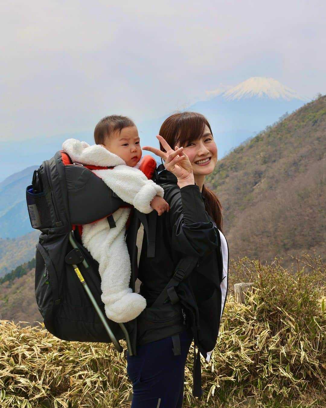 湯田友美さんのインスタグラム写真 - (湯田友美Instagram)「#hikingbaby 🌿 先日の親子ハイキング👶🏻子供かついで登ってると、お母さんすごいねーとたくさん応援してもらえます😂✊🏻✨ 息子が泣いたら引き返そうと思ってたけど最後まで泣かず…🙄もう少し、もう少しと登ってたら山頂でした🗻✨ 相当重かったので、次塔ノ岳へ登る時は、自力で登ってね👦🏻🙏 ちなみに、この日の消費カロリーはフルマラソン走った分以上ww🧏🏻‍♀️ ・ #親子ハイキング #塔ノ岳 #丹沢山 #令和2年7月生まれ #令和2年ベビー #8ヶ月ベビー  #familyhike #hikingbaby #hikingbabycarrier #babycarrier」4月29日 19時50分 - yudatomomi