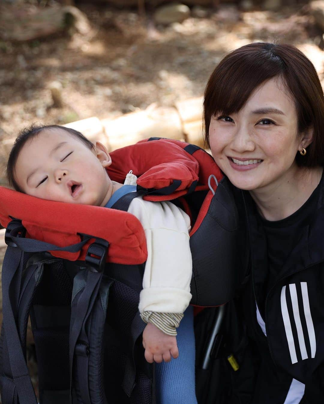 湯田友美さんのインスタグラム写真 - (湯田友美Instagram)「#hikingbaby 🌿 先日の親子ハイキング👶🏻子供かついで登ってると、お母さんすごいねーとたくさん応援してもらえます😂✊🏻✨ 息子が泣いたら引き返そうと思ってたけど最後まで泣かず…🙄もう少し、もう少しと登ってたら山頂でした🗻✨ 相当重かったので、次塔ノ岳へ登る時は、自力で登ってね👦🏻🙏 ちなみに、この日の消費カロリーはフルマラソン走った分以上ww🧏🏻‍♀️ ・ #親子ハイキング #塔ノ岳 #丹沢山 #令和2年7月生まれ #令和2年ベビー #8ヶ月ベビー  #familyhike #hikingbaby #hikingbabycarrier #babycarrier」4月29日 19時50分 - yudatomomi