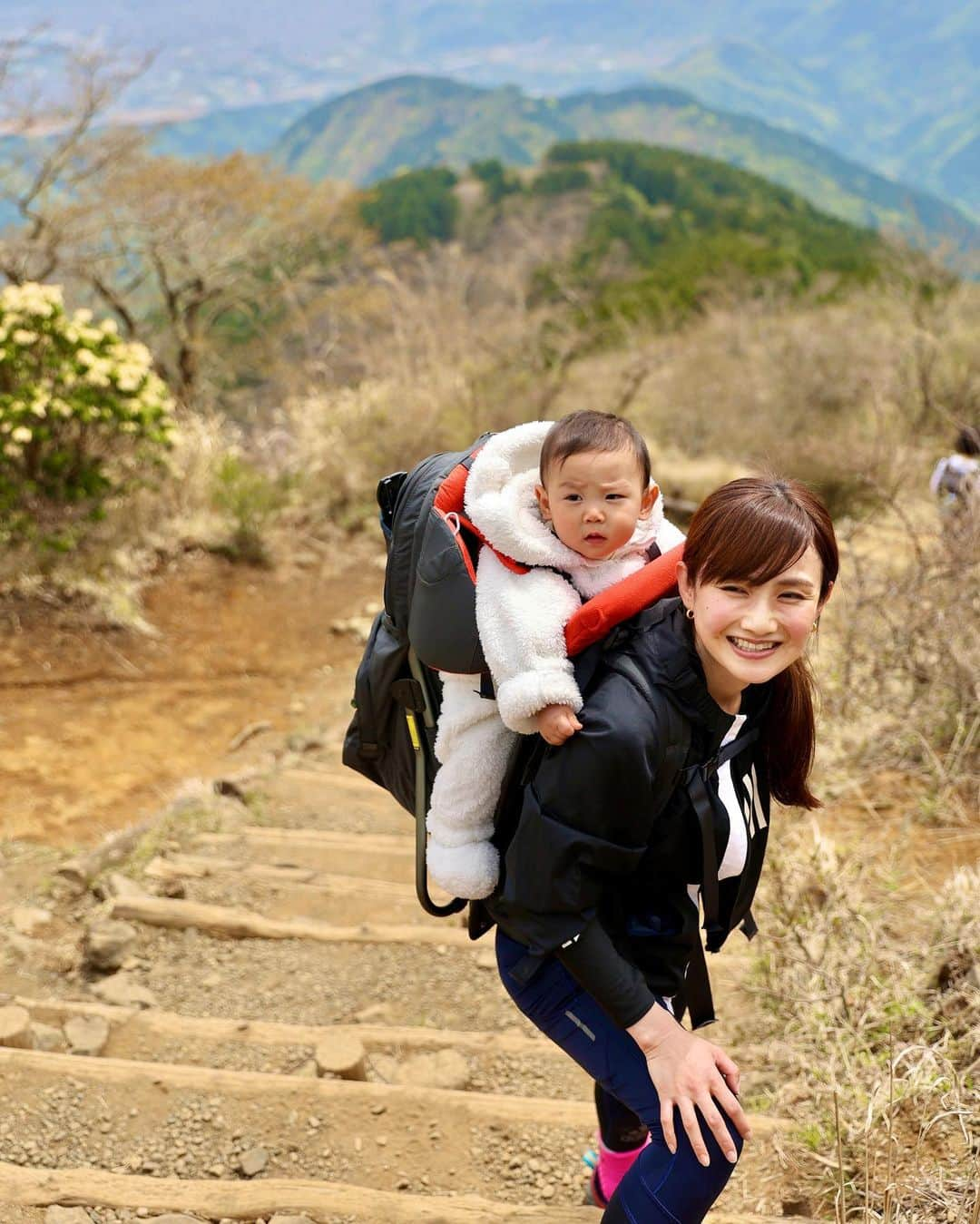 湯田友美のインスタグラム：「#hikingbaby 🌿 先日の親子ハイキング👶🏻子供かついで登ってると、お母さんすごいねーとたくさん応援してもらえます😂✊🏻✨ 息子が泣いたら引き返そうと思ってたけど最後まで泣かず…🙄もう少し、もう少しと登ってたら山頂でした🗻✨ 相当重かったので、次塔ノ岳へ登る時は、自力で登ってね👦🏻🙏 ちなみに、この日の消費カロリーはフルマラソン走った分以上ww🧏🏻‍♀️ ・ #親子ハイキング #塔ノ岳 #丹沢山 #令和2年7月生まれ #令和2年ベビー #8ヶ月ベビー  #familyhike #hikingbaby #hikingbabycarrier #babycarrier」