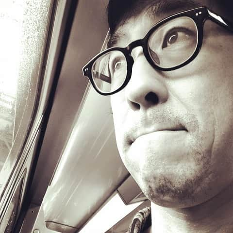 大上邦博のインスタグラム：「遅刻して慌てて家出て電車乗ったらマスク忘れてました。 口を「んっ」てして気配を消し人いないドアの前に立ち無になりガラス玉のような瞳でただひたすら車窓から流れる雨雲を眺めてました。 今年初投稿です。 あけましておめでとうございます。 #おおうえくにひろ #奈良 #くちびる #全隠し #真一文字」