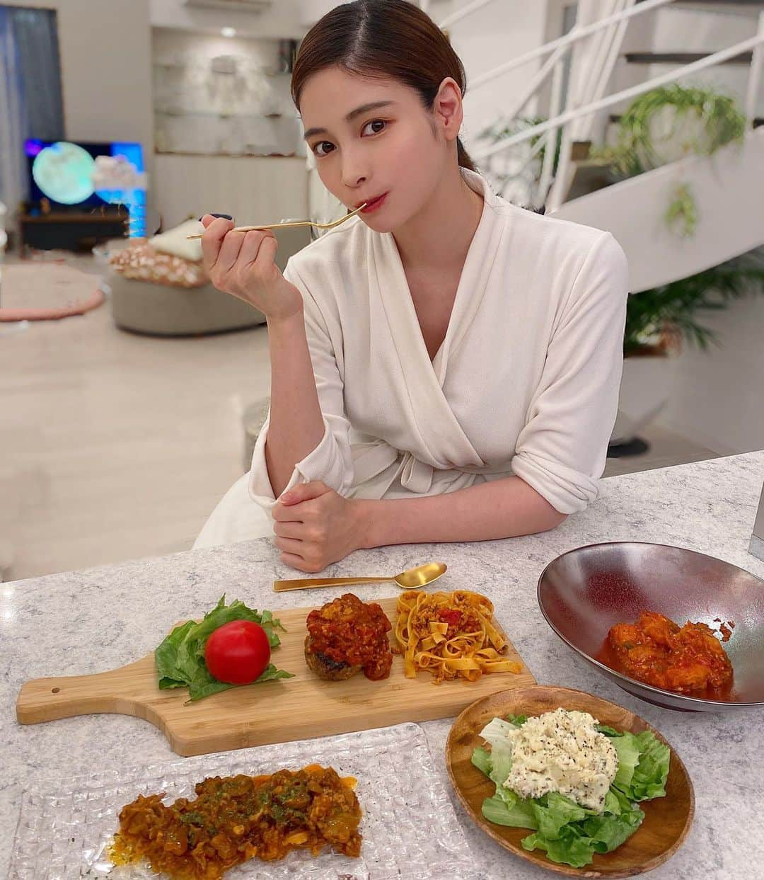 得あゆさんのインスタグラム写真 - (得あゆInstagram)「美味しいご飯が食べられたら 毎日それだけで幸せ🍽💕💭💭💭  これ！全部届いたら電子レンジでチンして食べるだけ😋 @takures_official 全て旦那さんがチンして盛り付けしてくれたよ🤍 簡単で何より美味しくてびっくり！ 自粛期間なのでこうやって美味しいレストランのご飯が おうちで食べられるっていいよね✨ ・ ・ ・ ・ ・ ・ ・ ・ ・ ・ ・ ・ #おうち#おうちごはん#おうちカフェ#おうち居酒屋#おうち時間#簡単レシピ#冷蔵保存#電子レンジ#レストラン#テイクアウト#お取り寄せ#お取り寄せグルメ#お取り寄せスイーツ#パジャマ#部屋着#すっぴん#ナチュラルメイク#ママファッション#ママさんと繋がりたい#子育てママ#子育てぐらむ#男の子ママ#男の子のママ#主婦#主婦の楽しみ#赤ちゃんのいる暮らし#グルメ#食べるの大好き#cookingram#mamagirl」4月29日 20時10分 - tokuayu819