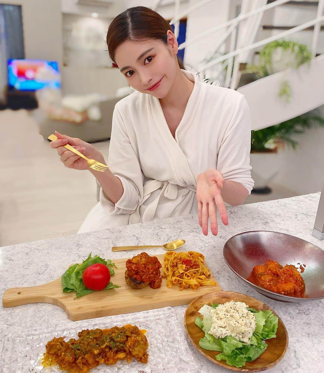 得あゆさんのインスタグラム写真 - (得あゆInstagram)「美味しいご飯が食べられたら 毎日それだけで幸せ🍽💕💭💭💭  これ！全部届いたら電子レンジでチンして食べるだけ😋 @takures_official 全て旦那さんがチンして盛り付けしてくれたよ🤍 簡単で何より美味しくてびっくり！ 自粛期間なのでこうやって美味しいレストランのご飯が おうちで食べられるっていいよね✨ ・ ・ ・ ・ ・ ・ ・ ・ ・ ・ ・ ・ #おうち#おうちごはん#おうちカフェ#おうち居酒屋#おうち時間#簡単レシピ#冷蔵保存#電子レンジ#レストラン#テイクアウト#お取り寄せ#お取り寄せグルメ#お取り寄せスイーツ#パジャマ#部屋着#すっぴん#ナチュラルメイク#ママファッション#ママさんと繋がりたい#子育てママ#子育てぐらむ#男の子ママ#男の子のママ#主婦#主婦の楽しみ#赤ちゃんのいる暮らし#グルメ#食べるの大好き#cookingram#mamagirl」4月29日 20時10分 - tokuayu819