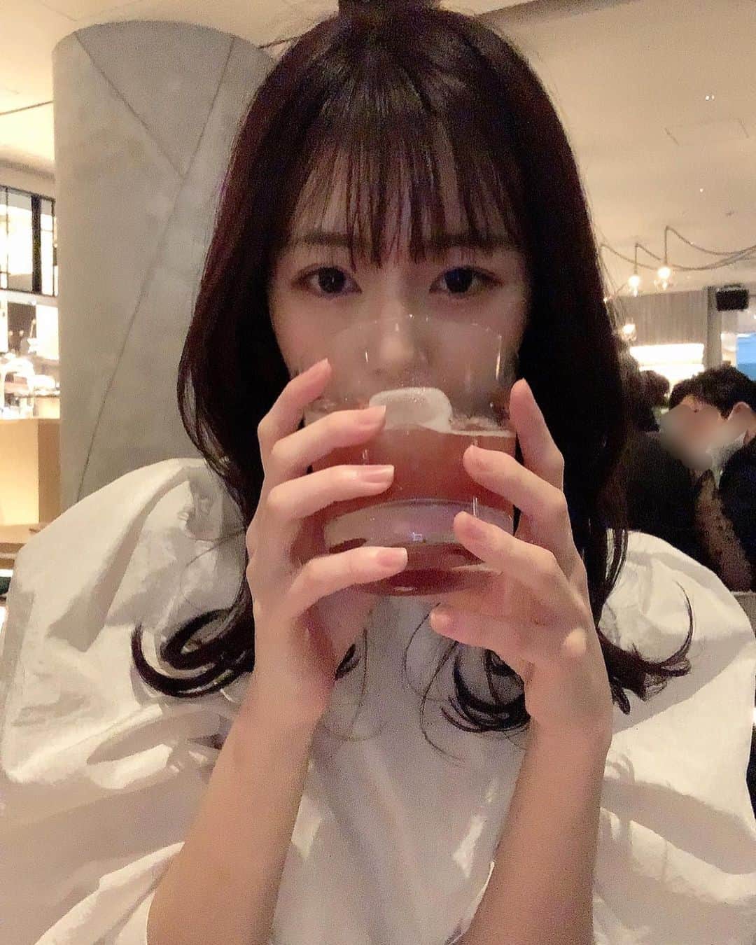 杉浦みずきのインスタグラム：「. 🍊 めっちゃ前の写真笑 早くまた飲みに行ったりしたいな〜と思うけど、 正直家にひきこもるのもめっちゃすき 今は海外ドラマと お蔵入りになりかけたドキュメンタル見てる途中です ・ ドキュメンタル、5が神回と思ってたけど 7がそれを超える神回だった つまりザコシさんが神！笑」