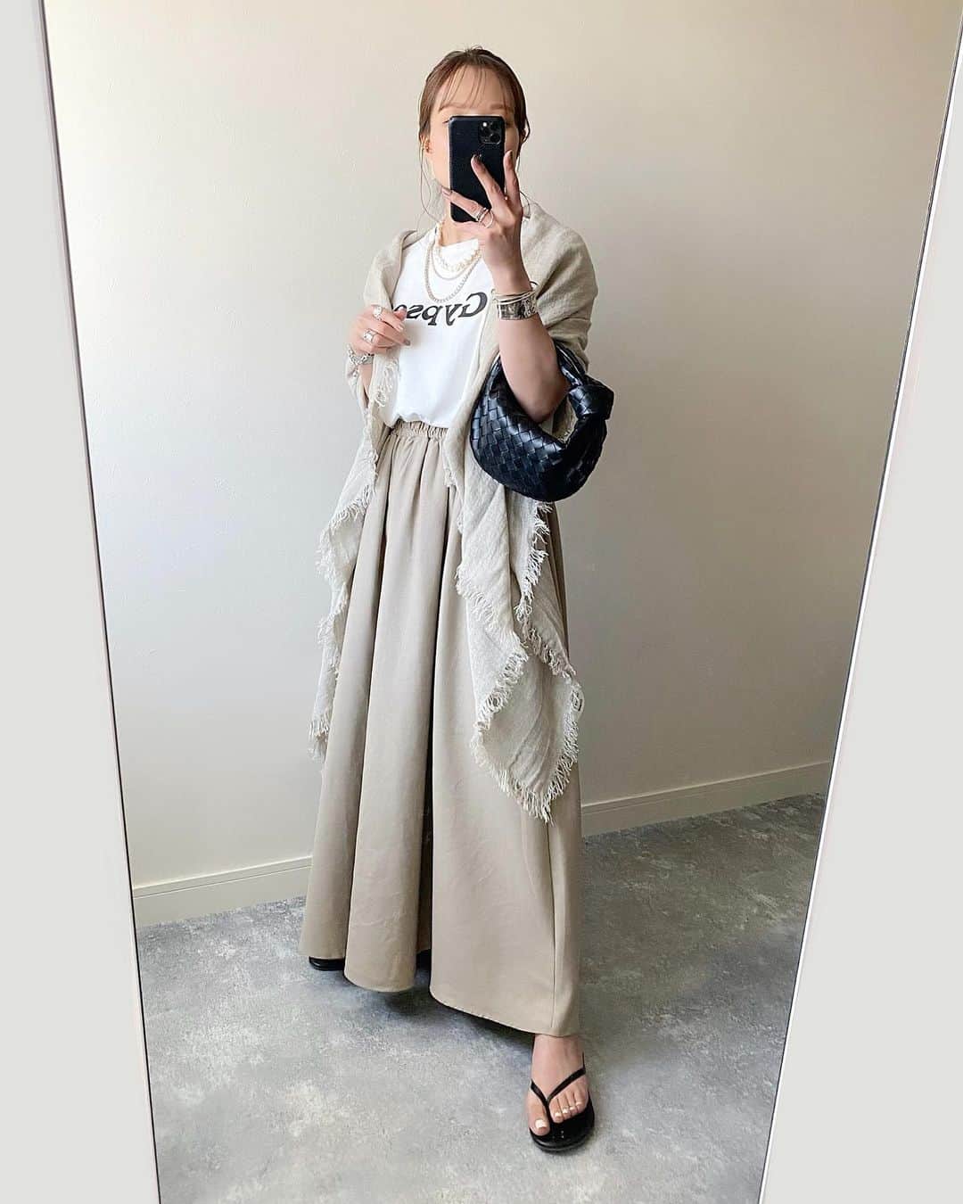 makoさんのインスタグラム写真 - (makoInstagram)「・ ベージュのワントーンにストールを羽織って少しだけ大人しっとりスタイルに。  たっぷりのロング丈でボリュームが可愛いスカートは @classicalelf_official で✧✧  コットンリネン素材だから、夏も涼しく着られそう☺️  ウエストはゴムだから楽ちんだし、スポサンともビーサンとも相性が良い👌🏻🩴  ちなみにこれ、キッズラインもあるみたいだからお揃いもできるみたいです👧🏻👩🏻💕  週末セール中なのでぜひチェックを✨ 3,999円⇨2499円😚  stole #asaucemeler t-shirt #flavor__tee skirt,shoes #classicalelf bag #bottegaveneta accessories #chiekoplus#lavishgate  #クラシカルエルフ#エルフコーデ#locari#フレアスカート#リラックスコーデ#スカートコーデ#ワンマイルウェア #pr#大人コーデ#大人カジュアル#プチプラコーデ#今日の服」4月29日 20時25分 - _____ma.k.o
