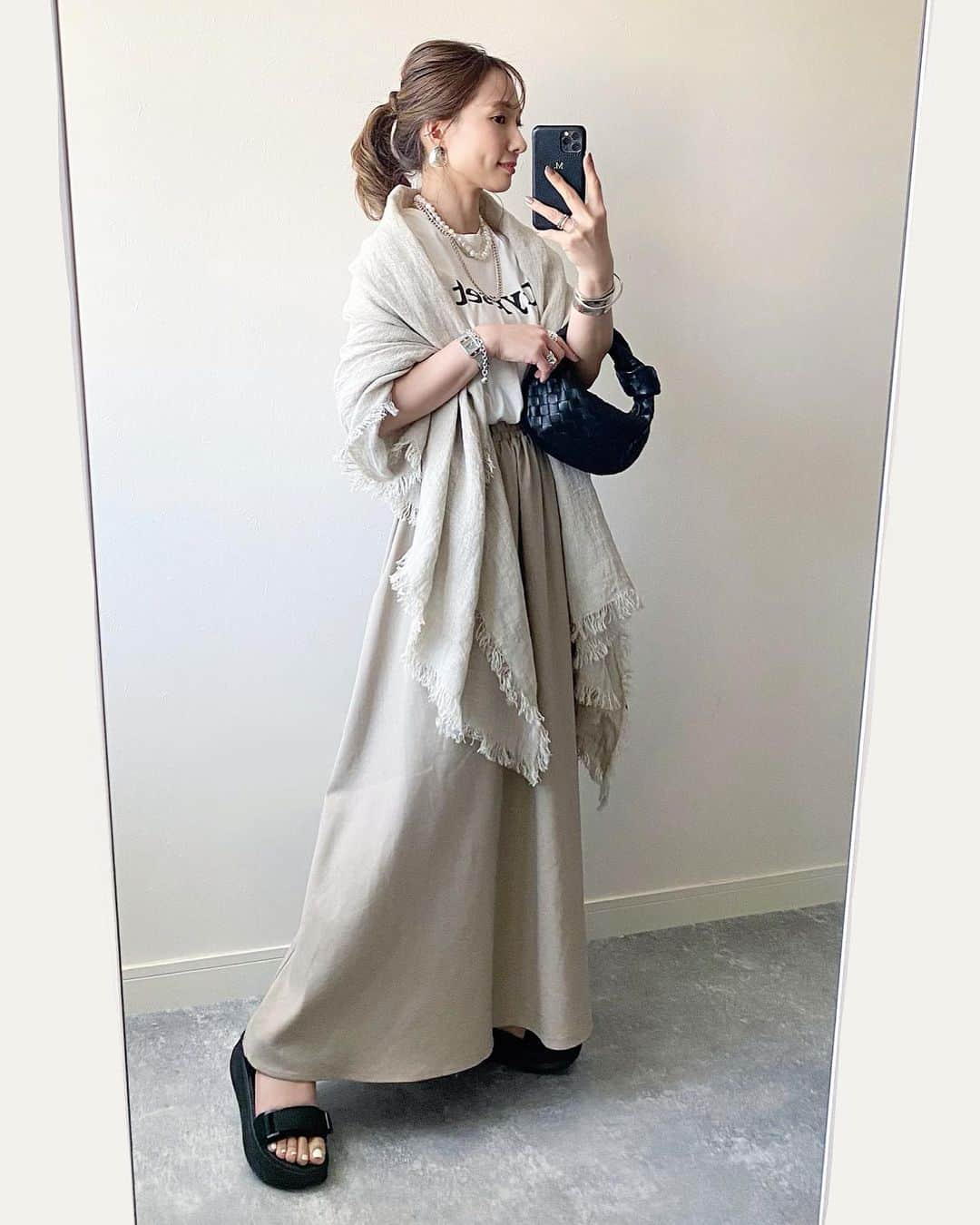 のインスタグラム：「・ ベージュのワントーンにストールを羽織って少しだけ大人しっとりスタイルに。  たっぷりのロング丈でボリュームが可愛いスカートは @classicalelf_official で✧✧  コットンリネン素材だから、夏も涼しく着られそう☺️  ウエストはゴムだから楽ちんだし、スポサンともビーサンとも相性が良い👌🏻🩴  ちなみにこれ、キッズラインもあるみたいだからお揃いもできるみたいです👧🏻👩🏻💕  週末セール中なのでぜひチェックを✨ 3,999円⇨2499円😚  stole #asaucemeler t-shirt #flavor__tee skirt,shoes #classicalelf bag #bottegaveneta accessories #chiekoplus#lavishgate  #クラシカルエルフ#エルフコーデ#locari#フレアスカート#リラックスコーデ#スカートコーデ#ワンマイルウェア #pr#大人コーデ#大人カジュアル#プチプラコーデ#今日の服」