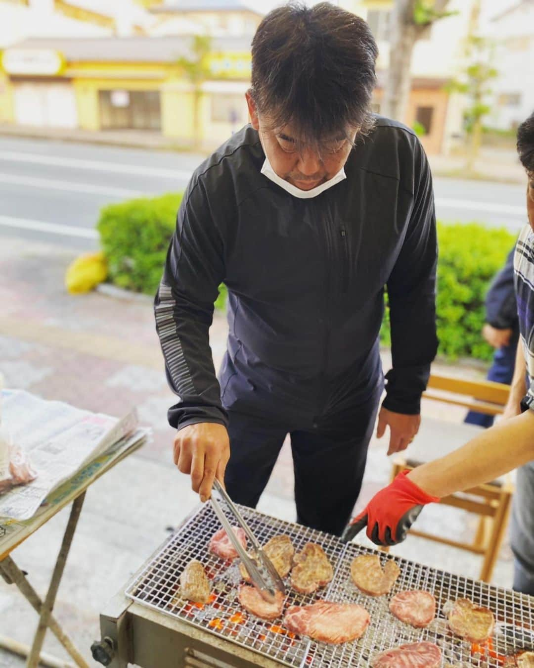 中村紀洋のインスタグラム：「. 義理兄とBBQ🍖焼き係り。 . GW 家族サービス. 頑張れ俺👍. お父さんの皆さん、家族サービス頑張って下さい❗️  . #bbq  #バーベキュー  #にく  #gw  #ゴールデンウィーク  #家族で  #ファミリー  #家族サービス  #家族の時間  #にくすたぐらむ  #bbqlovers  #ふぁみりー  #焼き  #焼き肉  #頑張れ  #頑張れ自分  #肉好き」