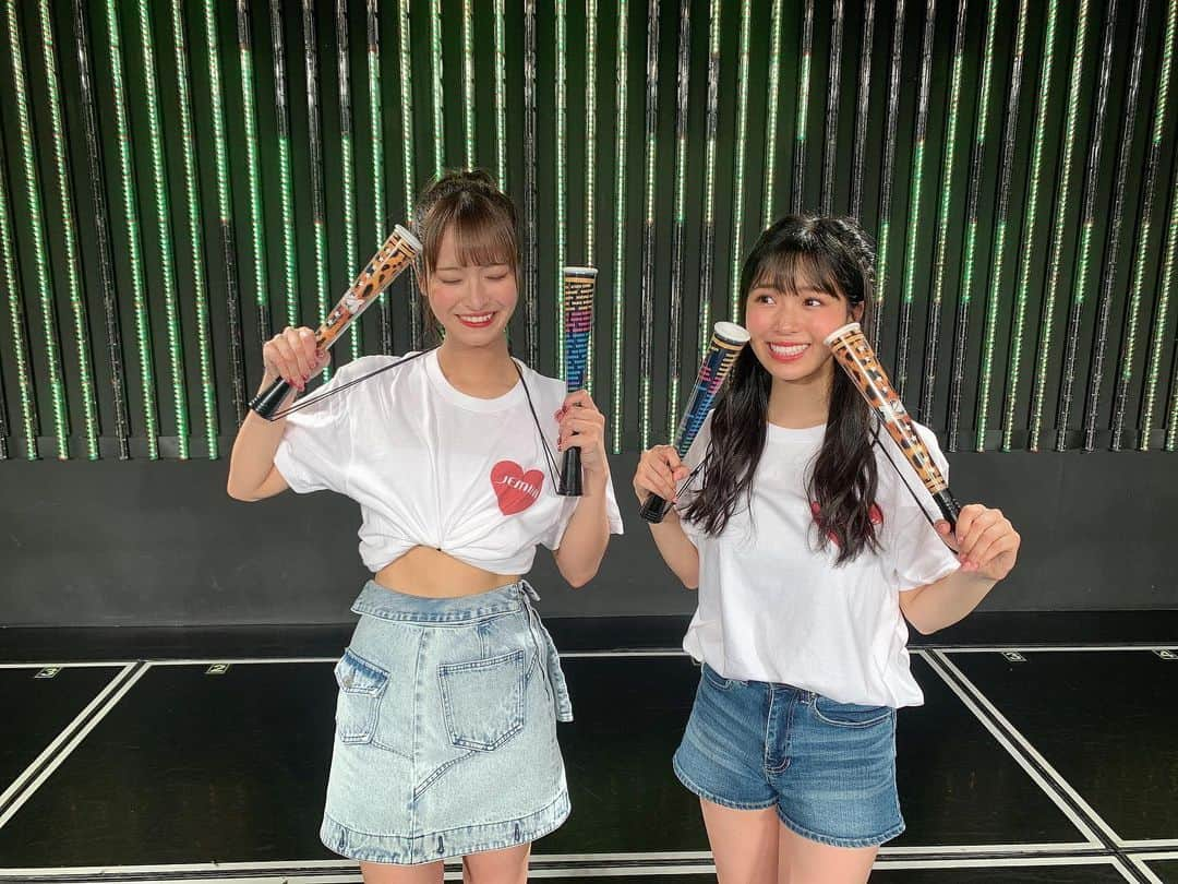 清水里香さんのインスタグラム写真 - (清水里香Instagram)「﻿ ﻿ JEMINI 4th LIVE﻿ 〜青春しようぜ！〜﻿ ありがとうございました☺️﻿ ﻿ ﻿ いつかJEMINIがもっと大人になった時﻿ ふとこの日のライブを思い出して﻿ 青春してたなあって一生忘れられない﻿ 最高の宝物だったなあ、、よし頑張ろう！﻿ ﻿ って思ってもらえたらいいなと思って﻿ 明るくて前向きになれるセトリにしました😌﻿ ﻿ ﻿ ﻿ 青春は一瞬だけど一生だと思うし﻿ 今は今しか無いです✨﻿ ﻿ ﻿ 最後の最後までJEMINIの応援﻿ よろしくお願いします💗💜﻿ ﻿ ﻿ ﻿ ﻿ ﻿ そして今回は無観客という形になってしまいましたがファンの皆さんからのイラストやメッセージ本当に本当に嬉しかったです🥺﻿ ﻿ ﻿ #JEMINI」4月29日 20時32分 - partyyy_chu