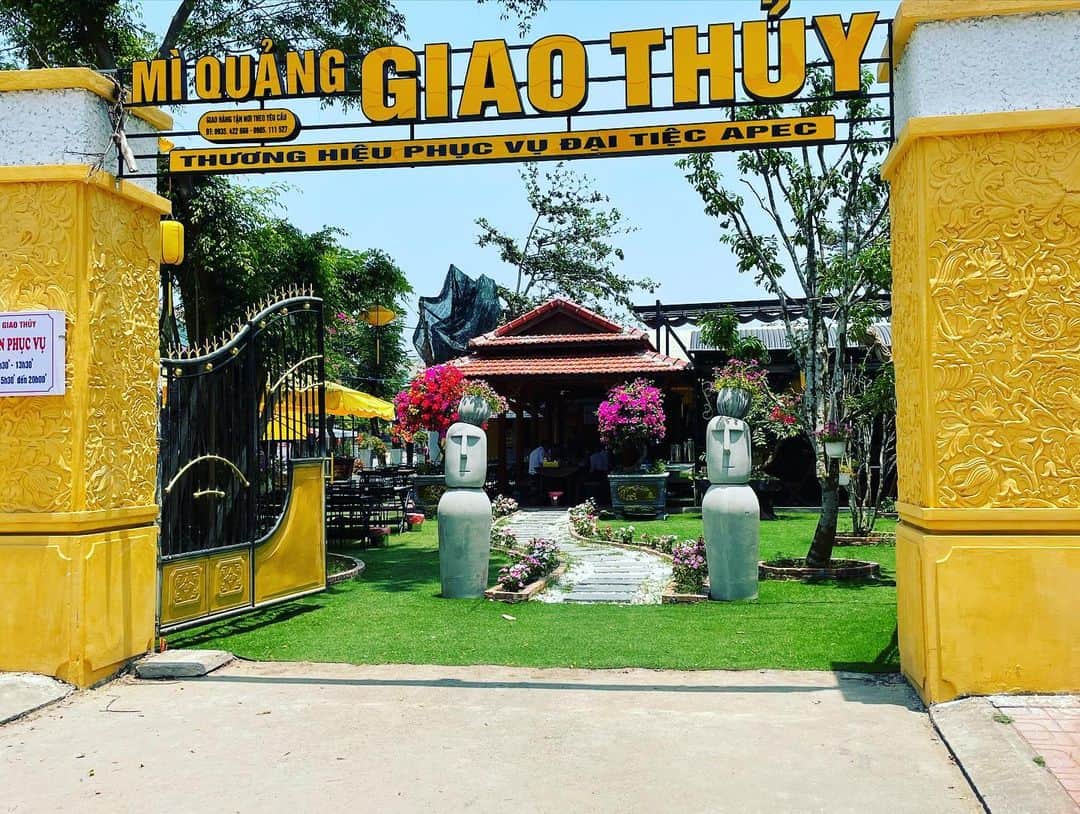 松井大輔のインスタグラム：「いつかの食事。 夕食何食べようかな〜  Any ideas for dinner tonight?  #vietnam  #restaurant  #today #eat  #dinner  #hochiminh  #hanoi #ベトナム #ホーチミン #レストラン #夕食 #ハノイ #style  #soccer」