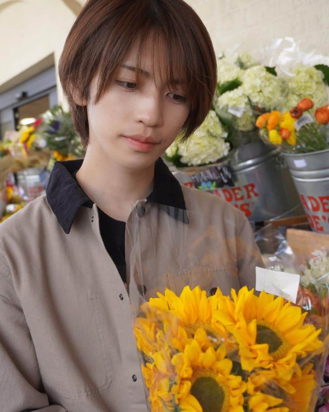 岩橋玄樹のインスタグラム：「みなさん、お元気ですか？ 僕は元気です！！  今は、東京、大阪、京都、兵庫で緊急事態宣言になったニュースを見て、とても心配しています。 みなさんが健康で過ごせるよう、そして安全に生活が出来るように、心の底から願っています。  最近は今の自分自身にできる事はなんなのか、ずっと考えています。 なので僕はアメリカにいても、日本にいても、違う国にいても、Instagramを通して、みなさんに幸せを届けられたら、すごく嬉しいです。  ちょっとずつ、ちょっとずつ、前に進んでいけるように頑張ります。 一緒に頑張ろう！！  How is everyone doing ? Things are fine for me  Now, I'm very worried when I see the news of emergency declarations in Tokyo, Osaka, Kyoto and Hyogo. I sincerely hope that you can live a healthy and safe life.  Recently, I've been thinking about what I can do now. So I would be very happy if I could bring happiness to everyone through Instagram, whether in the United States, Japan, or in a different country.  I will do my best to move forward little by little. Let's work hard together!   #元気ですかー #いわはしー #げんきー」