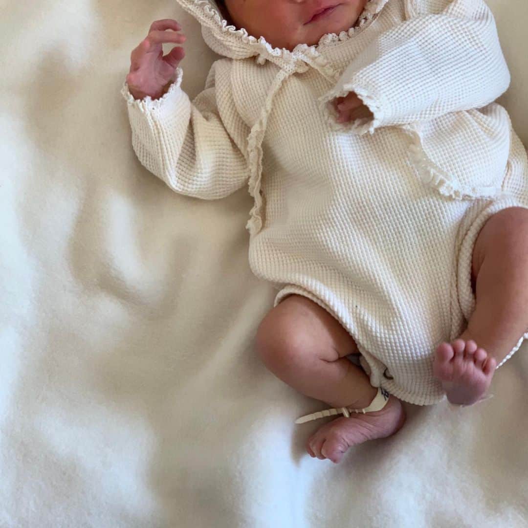 石井謙伍のインスタグラム：「先日、第一子となる元気な男の子が誕生しました👶  すでに色々な方からお祝いの言葉や温かいメッセージを頂いており、皆様が気にかけてくださっていることとても嬉しかったです😭  立ち合いも面会も叶わない中での出産で妻はとても心細かったと思います。僕は居ても立っても居られず、少しでもそばにいたかったので産院の前をひたすらウロウロ。電話越しに妻の頑張る姿を想像しながら、声をかけることしか出来ず、無力さを痛感すると同時に女性の強さを感じました。通話という形ではありましたが、産声を聞くことが出来たのはとても嬉しかったです。赤ちゃんを抱いて元気に退院してきてくれた姿を見た時は涙が止まりませんでした。 父親にしてくれて本当にありがとう。  父親としての自覚と責任を持ち、家族のためにも一層努力していきたいです。」