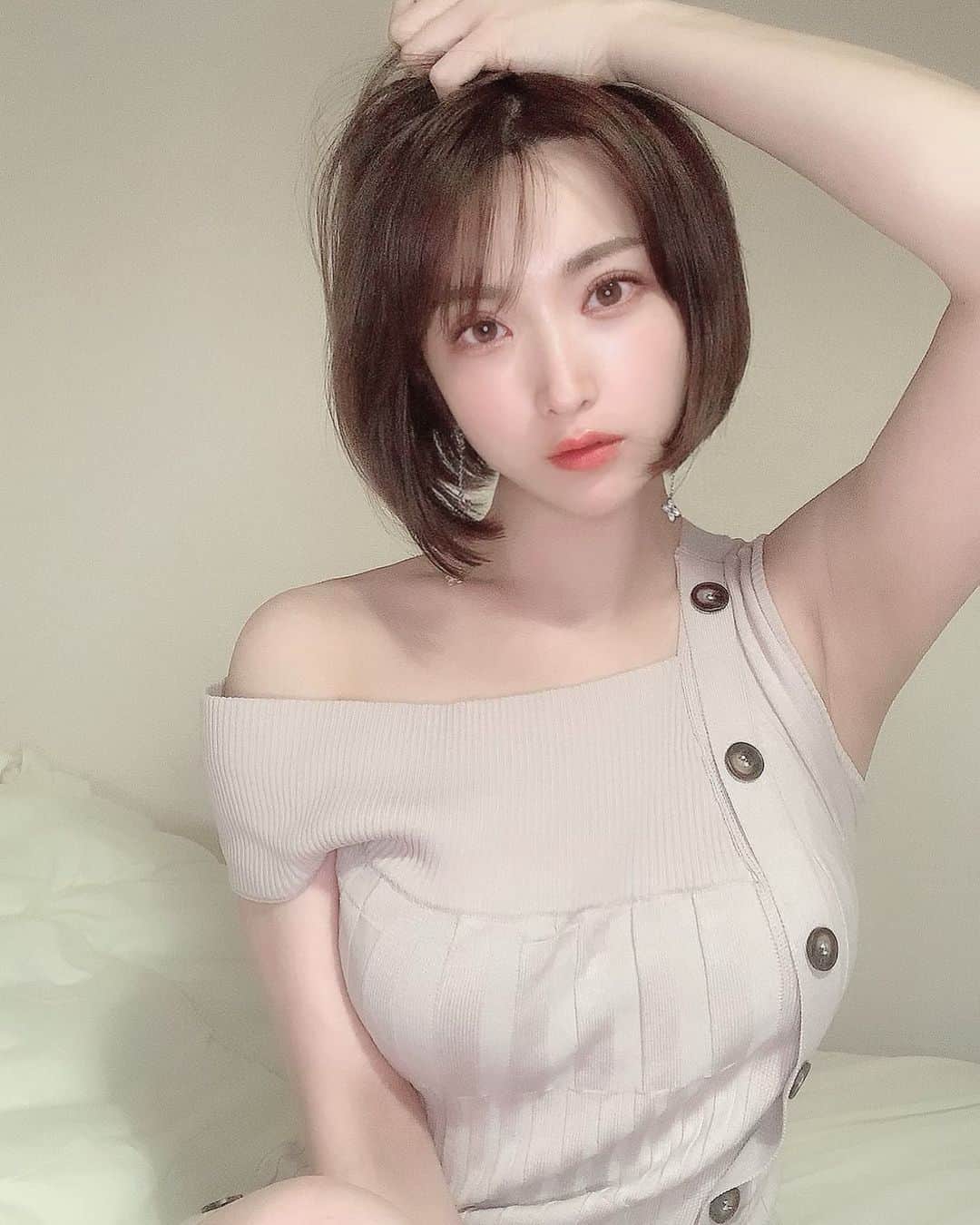 美女腋 桐生美希さんのインスタグラム写真 - (桐生美希Instagram)「肩幅ガンダム人間だから、 片方だすのが限界なのだ  #selfie#自撮り#ニットワンピ#ワンショルダー #韓国メイク#インスタグラビア#美女#前下がりボブ#腋」4月29日 20時50分 -  raita_miyu