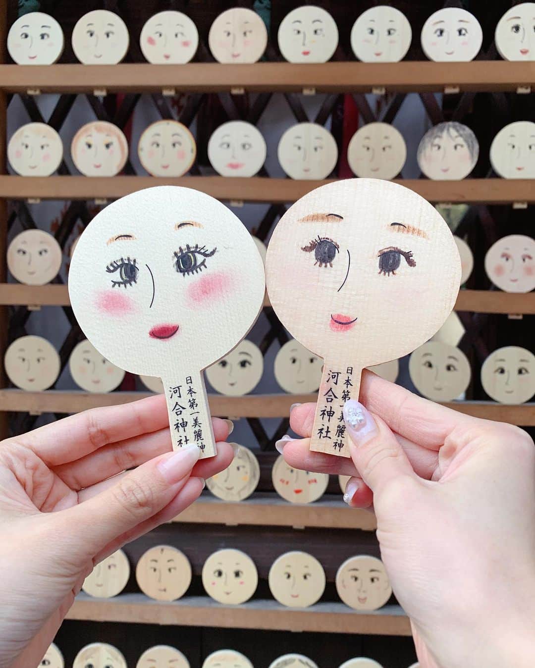 曲渕伊代のインスタグラム：「河合神社で美人祈願⛩ 二人ともそれとなく似てるのでは👯‍♀️ . #写経で浄化 #胃を休めるべく湯豆腐 #からの閉店駆け込みあんバターチーズ」