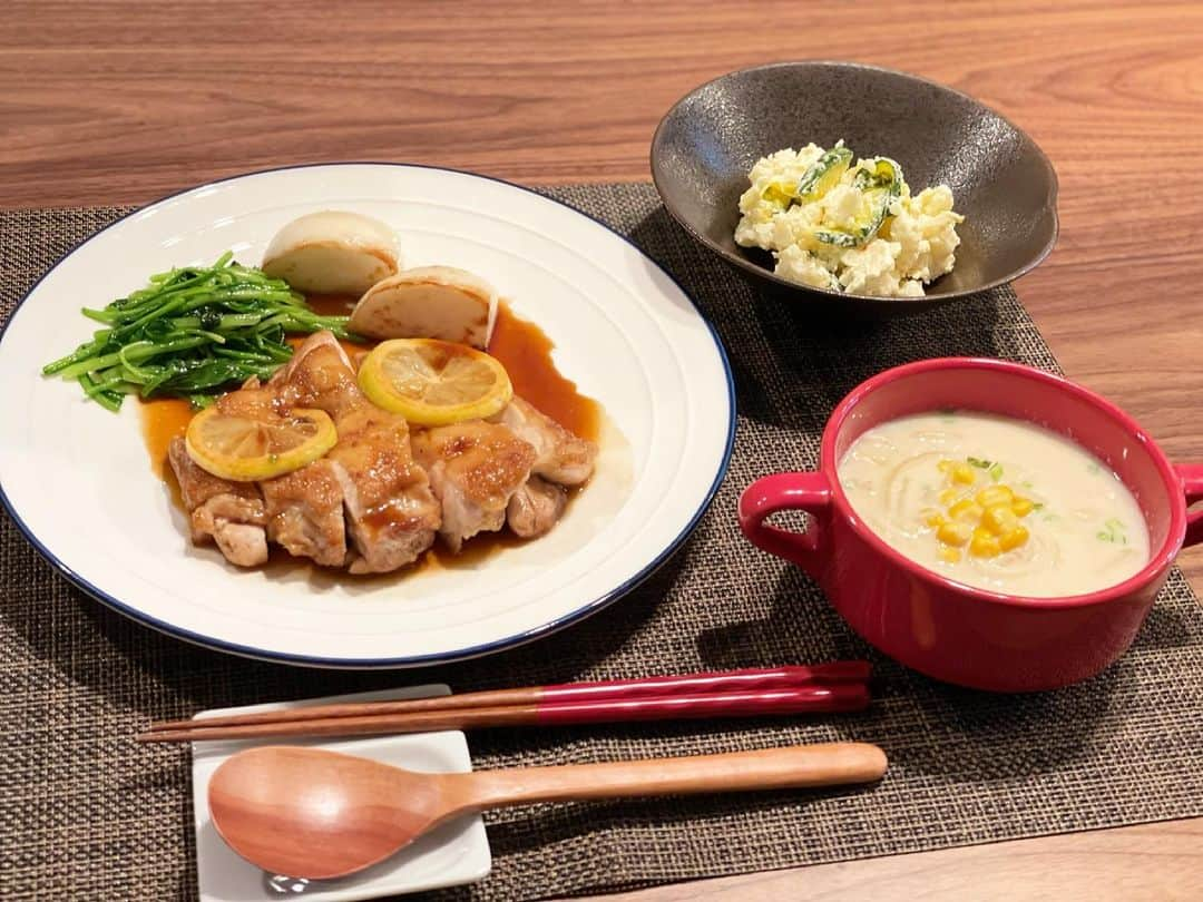 真飛聖さんのインスタグラム写真 - (真飛聖Instagram)「☺︎まとぶ飯☺︎  〜Oisixメニュー〜  鶏肉のレモン照り焼き🍋。 〜照り焼きはたまに作るけど、 レモン入れる技があったとは🍋〜  新鮮！かぼっコリーのポテサラ🥔。 〜かぼっコリー、 皮も種も 生で食べられるかぼちゃだそうで 使ったことが なかったのですが、コリコリしてて、美味しいです〜  コーンと玉ねぎのミルクスープ。 〜余った カブの茎も入れました〜  ひゃーーー！！！ どれも 美味しかったですわ〜☺︎  白米大好きな私としては、迷ったけど これだけで お腹満足でした☺︎  #Oisix #まとぶ飯」4月29日 20時54分 - sei_matobu