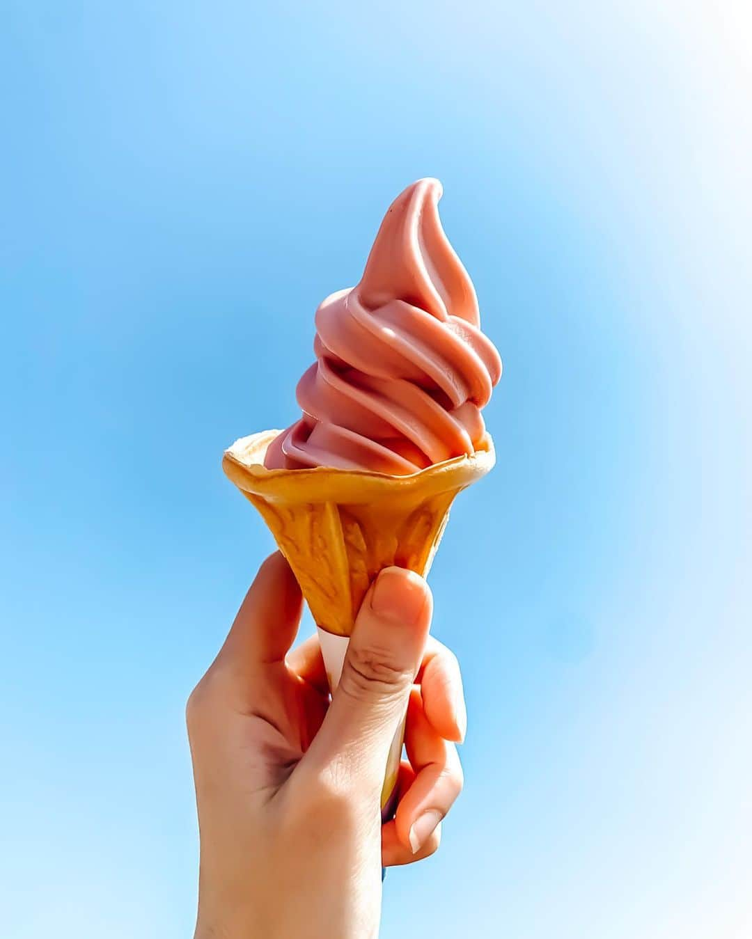 大矢真夕のインスタグラム：「あまおうアイスと空🍦😋 . . 普段あまり冷たい物を欲しないので 食中食後の口直し等ではなくて わざわざ冷たいものを買って食べたのは 今年初めてだったかも😮 . . こういうコーンに乗ったアイスを食べるのも ずいぶん久しぶりだったので 食べるの下手くそで 溶けて滴れてくるアイスとずっと戦ってました🤪 . . コーンを先に食べ過ぎたらいけないのね💦 . . . .  #ネモフィラ #ネモフィラの丘 #ネモフィラブルー #ネモフィラ畑 #ひたち海浜公園 #国営ひたち海浜公園 #自然 #自然光 #日帰り旅行 #friendship #インスタグラマー #写真好き #アイス #アイス部 #晴れ #アイスクリーム #icecream #苺 #苺スイーツ #いちご #いちごスイーツ #あまおう #そら #空 #空が好き #手 #パステルカラー #パステル #pastelcolors #pastel」