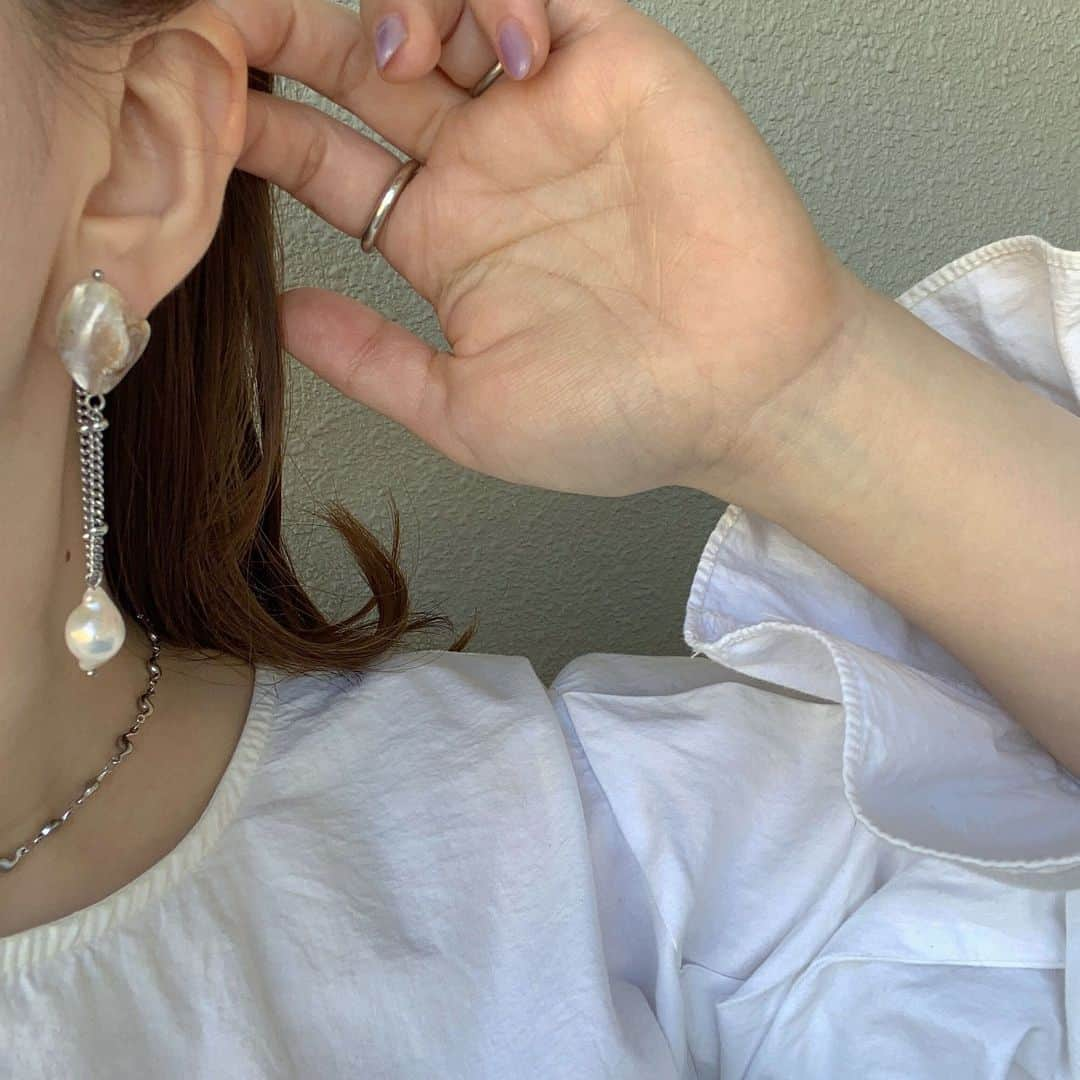 MERYさんのインスタグラム写真 - (MERYInstagram)「.⁣ ラフさと甘さのバランスが絶妙な洗練アクセ💍⁣ .⁣⁣ 『 luna folium（ルナフォリウム） @luna_folium 』と⁣MERY shopのコラボアイテムは全部で3種類。⁣ 一癖あるデザインのアクセも、ベースが天然石だと上品な仕上がりに💓⁣ 清涼感のある淡&やわ色で、コーデの邪魔をせずおしゃれに見せてくれます。⁣ .⁣⁣ .⁣⁣ 【 アイテム情報 】⁣ shell baroque ¥3,900（tax in）⁣ lavender shower ¥4,300（tax in）⁣ flowering ¥4,050（tax in）⁣ .⁣ MERYshop（⁣ @_meryshop_ ）では、現在プレゼントキャンペーンを実施中！⁣⁣ FEMMUEの人気アイテム1万円相当がセットで手に入るチャンスなので、ぜひチェックしてみてください♡⁣⁣ MERYshopのプロフィールのURLからショップに飛ぶことができるので、気になる方は飛んでみてくださいね。⁣⁣ .⁣⁣ MERYでは他にも「かわいい」に近づくさまざまな情報を発信しています。⁣⁣ @mery.beauty コスメ・美容に特化した情報をお届け♡⁣⁣ @mery_spot 話題のカフェやお出かけスポットをご紹介！⁣⁣ こちらのアカウントもぜひチェック！⁣⁣ .⁣⁣ .⁣⁣ #meryshop #lunafolium #ルナフォリウム⁣ MERY #MERY女子 #ハンドメイド #ハンドメイドアクセサリー #ハンドメイドピアス #ハンドメイドイヤリング #天然石アクセサリー #クリアアクセサリー #パールアクセサリー #ゴールドアクセサリー #天然石ピアス #天然石イヤリング #パールピアス #パールイヤリング #クリアピアス #クリアイヤリング #シルバーアクセサリー #シルバーピアス #シルバーイヤリング #シェルピアス #淡水パール」4月29日 21時00分 - mery.jp