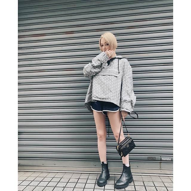 玉城ティナさんのインスタグラム写真 - (玉城ティナInstagram)「#たましふく  ☔️アノラックパーカーかわいい  なんだか色々考えてしまう 生きている事が奇跡だな〜  タグ付けしておきます💠  @dior」4月29日 21時03分 - tinapouty