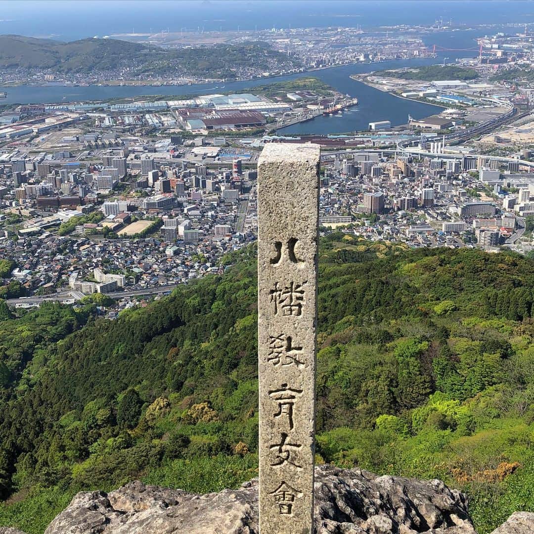松岡卓弥さんのインスタグラム写真 - (松岡卓弥Instagram)「キャンプ場人が多いので登山にシフト んでハマってます 子供の頃に登った事のある皿倉山 ホームマウンテン歩いてきました 河頭山→帆柱山→権現山→皿倉山 山頂で昼寝をしてコーヒーして､､､ 帰りは国見岩から大蔵に抜けました 12.63kmでした 前、皿倉山で仕事したのでその確認もw 次はバイク時代お世話になった平尾台の貫山を予定してます #皿倉山 #帆柱山 #権現山 #国見岩 #登山 #山と道」4月29日 21時03分 - taku_scp