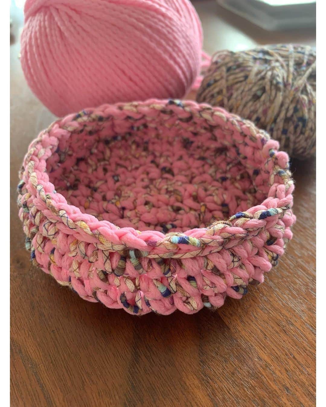 佐々木希さんのインスタグラム写真 - (佐々木希Instagram)「糸を混ぜると可愛い♡ 小物入れや鍋敷を編んで友人にプレゼントしようと思ってます。 お家に注文した毛糸が色々あって、プレゼントする人に合いそうな毛糸を選ぶ時間が、とても心が躍る。  #ハンドメイド  #鍵編み #編み物」4月29日 21時03分 - nozomisasaki_official