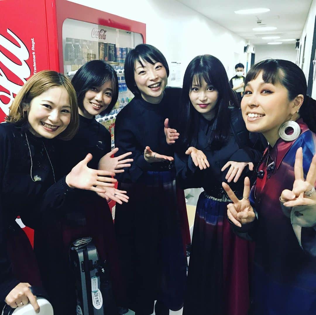 AIのインスタグラム：「今日は地元鹿児島でしたーーーー！！！マジで燃えたよさ🔥🔥🔥🔥🔥💪💪💪💪💪鹿児島は本当に最高！！！やっぱ最高🔥🔥🔥🔥🥲こんな時に来てくれた皆さんにも本当に感謝です✨✨✨🙏  みんなが元気でいますように✨✨✨スペシャルゲストのミズキちゃんのアナ雪の曲も聞けたし新曲も聴けてもう最高だったし、、❤️そして昨日誕生日だったからその初声をいただけて光栄でした！！また明日もよろしくねー❤️✌️🔥  そして改めて今回は素晴らしいメンバーを紹介したいと思います✨ストリングスの左からトモコ、マイ、ヨシエ、マチ、です❤️❤️❤️❤️みんな綺麗で可愛くてでもストロングな方々ですっw❤️❤️❤️😍😍😍今回皆さんがいるからなんかいつもと違ってゴージャスな世界にいさせくれる癒しやかっこよさ、なんか身がキュッとプロになった気分を味わわせてくれる感じw✨✨✨  とにかく最高なladies🔥🔥🔥❤️❤️❤️🔥🔥🔥明日もよろしくね🔥❤️💪🔥❤️皆さんお疲れ様でした！！！  @machi_okabe @daiyanohtani @tomoko_shimaoka @furukawa_yoshie   #AIツアー」
