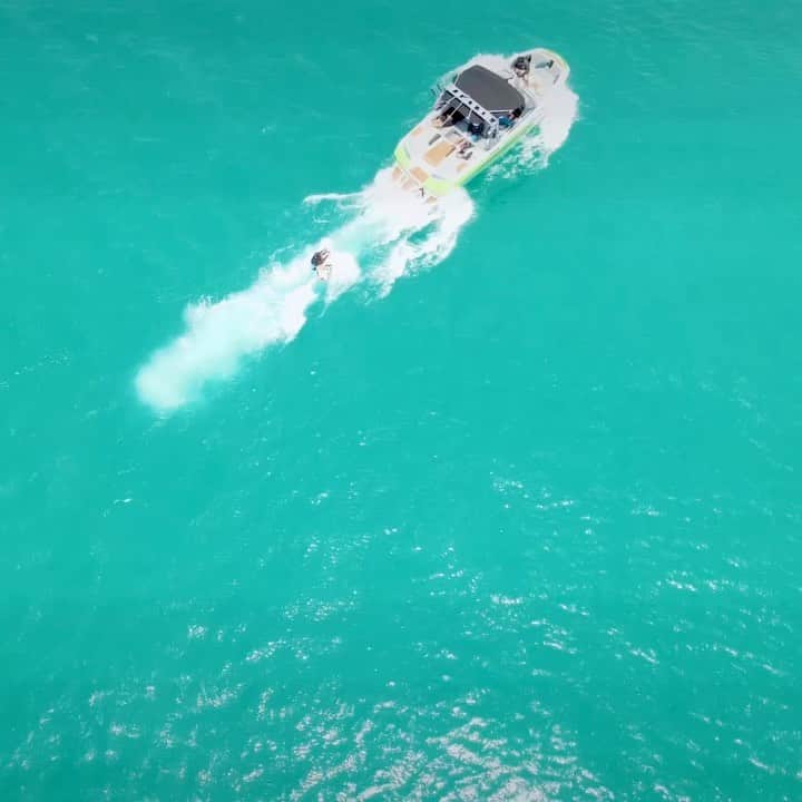 maikoのインスタグラム：「Wake Surfing 🏄‍♀️💕. @Okinawa🌺❤️. . 海が綺麗で、もぉ暖かくてスプリングでできたっ😋💕. 気持ち良すぎてアドレナリンが全開っ笑♡. ドローン撮影もしてもらってカッコいい映像もいただいちゃった🥰🥰. . 大会に向けて頑張る〜🏄‍♀️✨.」