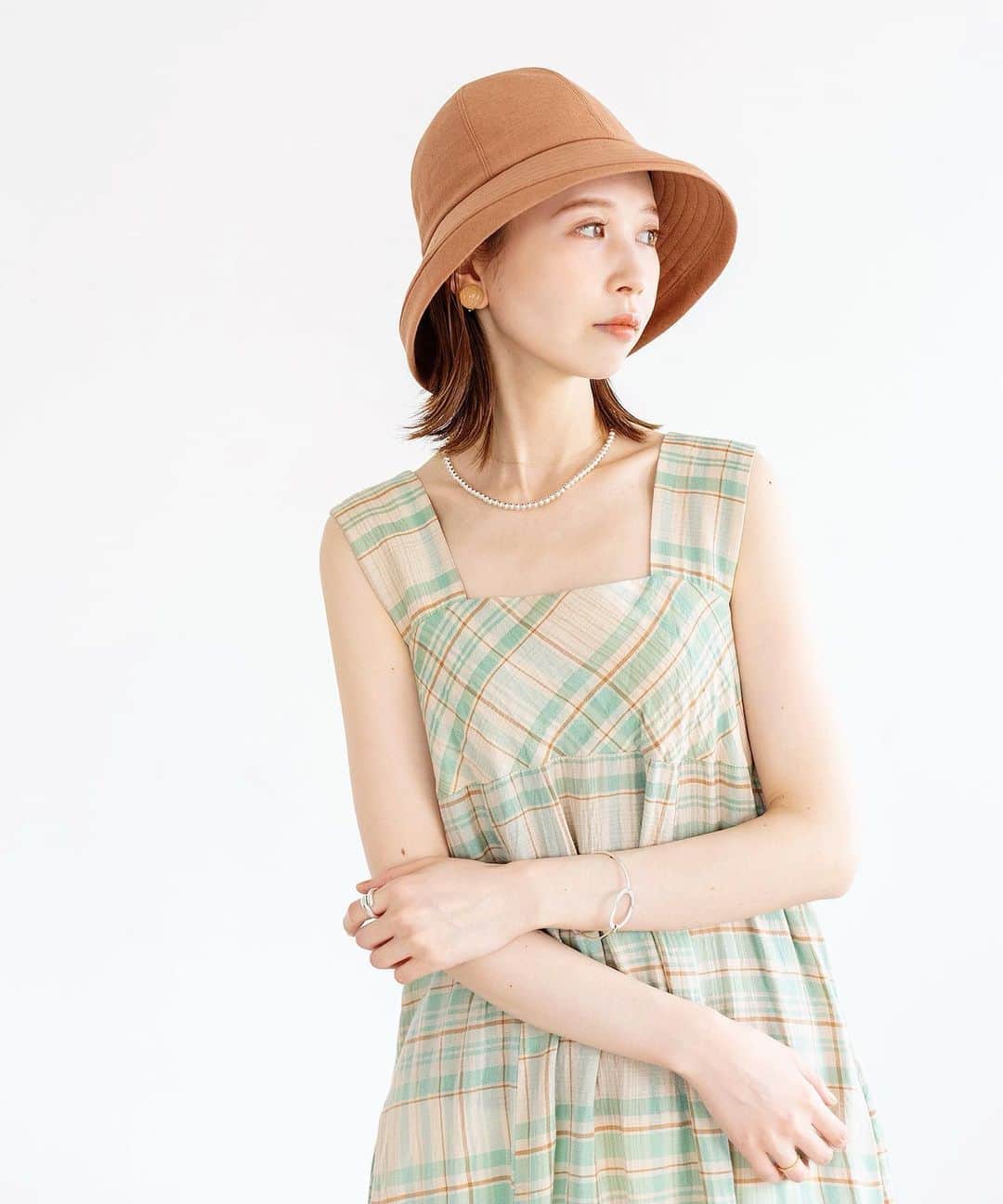はれこのインスタグラム：「🐥👒🌻 . 『Currentage La Maison de Lyllis』 . baycrew's storeでも発売スタートしました♡ わたしはこのブラウンのお帽子がお気に入り🐣 他のお洋服も撮影で着たので、 isnapもまた投稿しておきます💻 (SNSたくさん更新できたら良いな🥺) . #iena #イエナ #baycrews #ベイクルーズ #newarrival #currentagelamaisondelyllis」