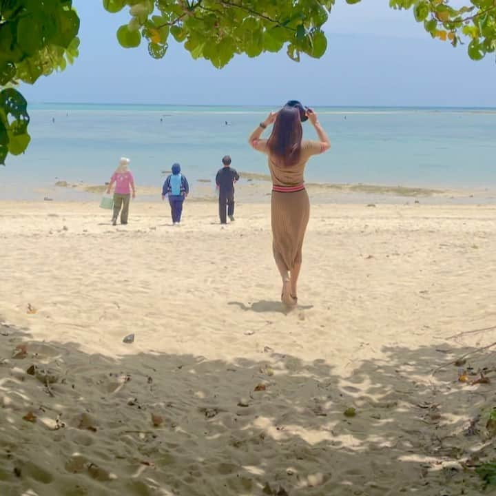 maikoのインスタグラム：「のんびり冒険DAY🌺🌺💕. . 沖縄の世界遺産の斎場御嶽までドライブ😌✨. ものすごく心地良くて、強ぃパワーは本当にすごかった✨✨. 風も力強く柔らかく、穏やかな不思議な気持ち☺️🌺💕. . ずっと憧れてたKitesurfingのゲレンデも💕. 大潮の干潮だったからまた違う幻想的な雰囲気だったから次はカイトの時にまた行きたいなぁ🏄‍♀️🪁✨. . 沖縄ワールドも笑笑♡. い〜っっっぱぃ笑って. すっごく楽しかった😋❤️. . #ヘビとマングース #玉泉洞 #斎場御嶽 #🍍#🌺❤️」