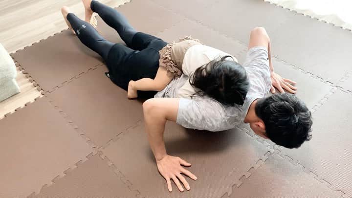 のインスタグラム：「おうちで過ごしましょう〜！ #エンドレス腕立て」