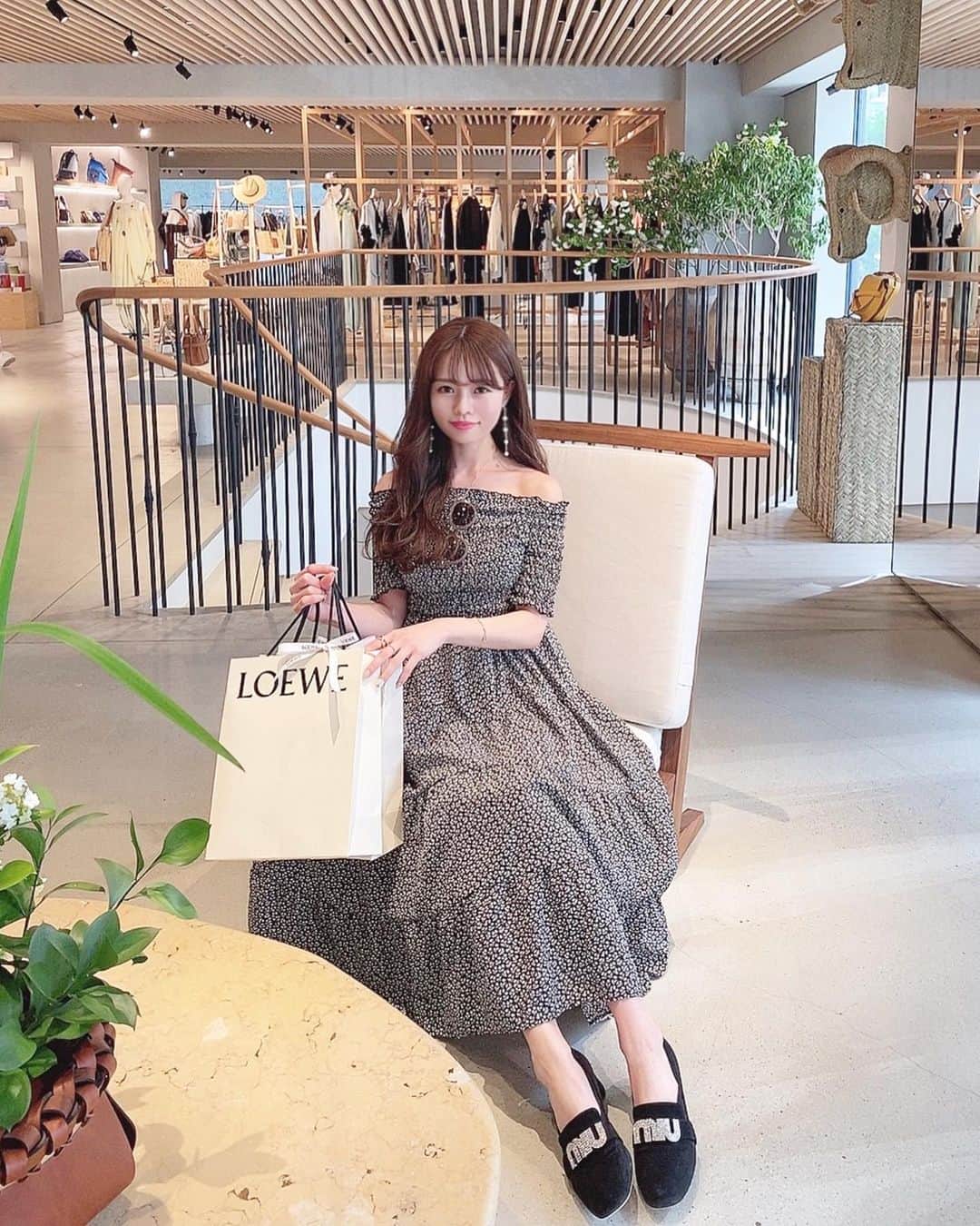 のインスタグラム：「LOEWE 🤍 　 先日ロエベでお買い物をした時の📸💫 お誕生日が近い大好きなお友達二人へのギフトを買いに行きました💝 　  ちょうど周りに他のお客さんがいなかったので、 担当の方に許可を取って、お写真撮らせていただきました🥰 　 緑もあってお洒落な店内が好きです💓 　 　 at CASA LOEWE Tokyo🤍 　  op @grl_official  shoes @miumiu        #loewe#ロエベ#ginza#ginzatokyo#銀座#お買い物#コーデ#花柄ワンピース#miumiu#grl#グレイル」