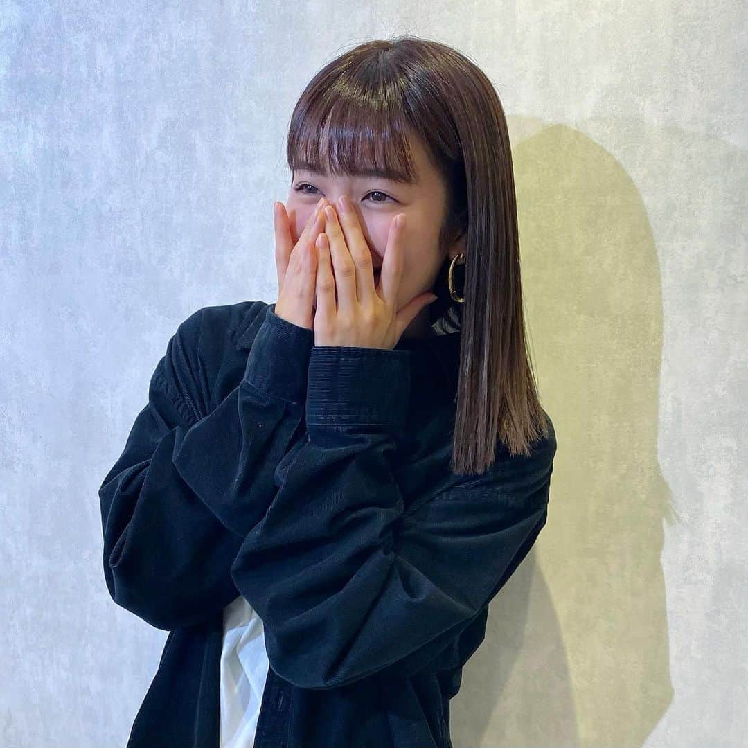 富久美玲のインスタグラム：「_ . エクステは取ってロング期間終了！ . 伸びた髪と自分で切ってしまった前髪を あやな先生に整えて頂きんか🥺✨ . 切りっぱなしミディアムの完成〜👏 ※ベリショは前髪伸びるまでおあずけ… (勝手に自分で切ってしまった事反省) . #ヘアメンテナンス#切りっぱなしミディアム#モカベージュ#ヘアカラー#ヘアカット」