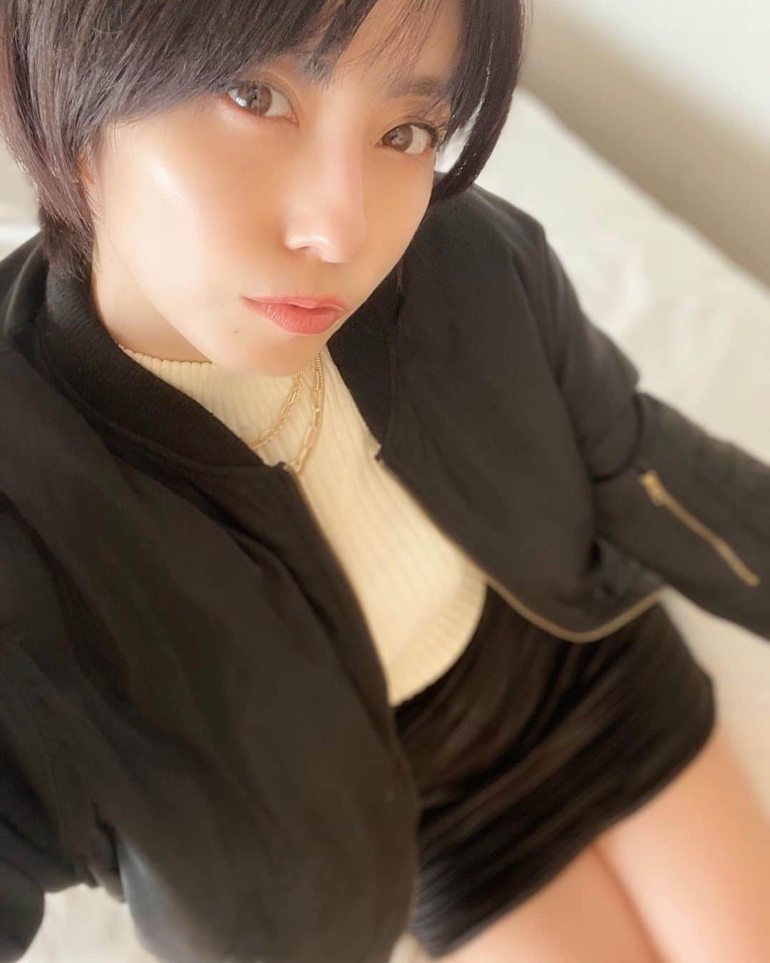 乃亜のインスタグラム：「❤︎ ・ ・ ・  #portrait #shotting #Japanesegir #followme #selfie #黒髪ショート #ミニスカート #太もも #自撮り  #インスタグラビア #グラビア #着衣グラビア  #セクシーショット  #被写体 #AV女優 #セクシー女優 #痴女優 #痴女 #乃亜」