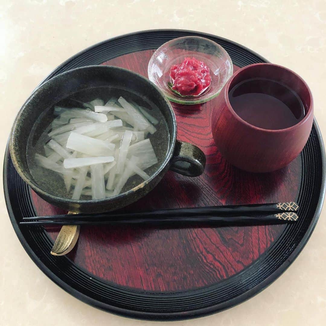 内田恭子さんのインスタグラム写真 - (内田恭子Instagram)「GW初日は雨からのスタートですね。  さて、ファスティングも無事に終わり、今日から回復食です。まず最初に口に入れたものはこれ。  大根を昆布でじっくりと煮たもの。味付けはなしですが、昆布のお出汁が嬉しすぎる！これと梅干しを田中さんメソッド @u_kick で食べていきます。これで最終的なデトックスの終了！回復食がとても大切だということで、あと2日は発酵食品を積極的に摂り、腸内環境を充実させながら、食事を摂っていきます。  さて。初めてのファスティングを終えた感想。ファスティング＝体重を落とす、が1番先に浮かんできますが、実はその後ろにそれ以上のメリットがありました。体重は多分すぐ戻ってしまうしね笑。それよりも、自分の体ときちんと向き合い、食事＝体を作るもの、ということを強く感じます。今まで一周懸命働いてくれていた内臓たちへのご褒美です。  ファスティングのメリットは挙げればきりがありませんが、ひとつとても興味深かったこと。ファスティング後半からとても気持ちが落ち着いていて、冷静に考えられる頭でテキパキと物事を処理できました。  これは何故かと伺ったところ、肝臓と感情は結びついていて、肝臓が元気になると、感情も穏やかになるそうです。これを菩薩モードと呼ぶそうです笑。というわけで、菩薩モードを経験してみたい方は、是非ファスティングにトライしてみてくださいね！  私もまた定期的にお友達とトライしたいと思います！誰かと一緒なら乗り越えられます👍  #ファスティング #回復食 #細胞の大掃除 #肝臓 #大根 #梅干し #昆布 #菩薩モード #内田恭子 #kyokouchida」4月29日 14時51分 - kyoko.uchida.official